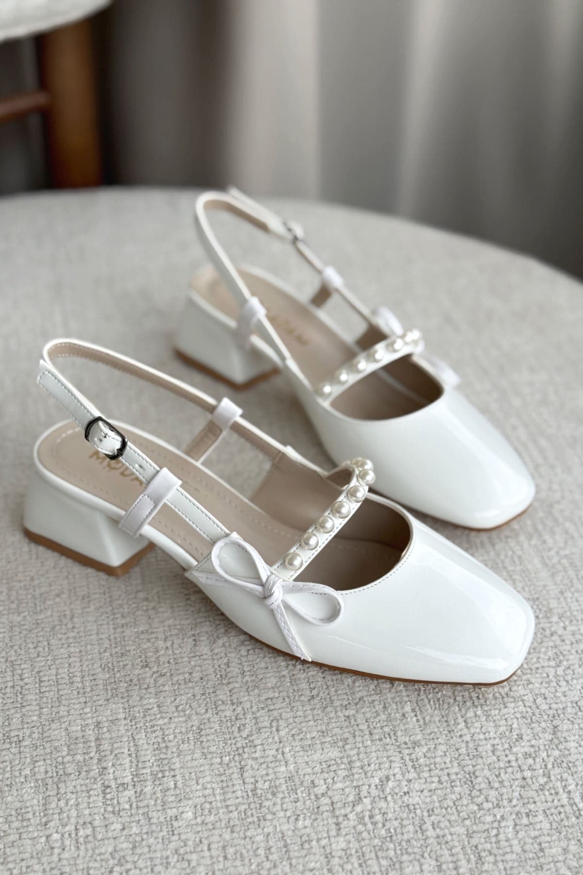 کفش زنانه GOFFSHOES پاشنه کوتاه مرواریددار سفید ورنی کفش زنانه GOFFSHOES پاشنه کوتاه مرواریددار سفید ورنی