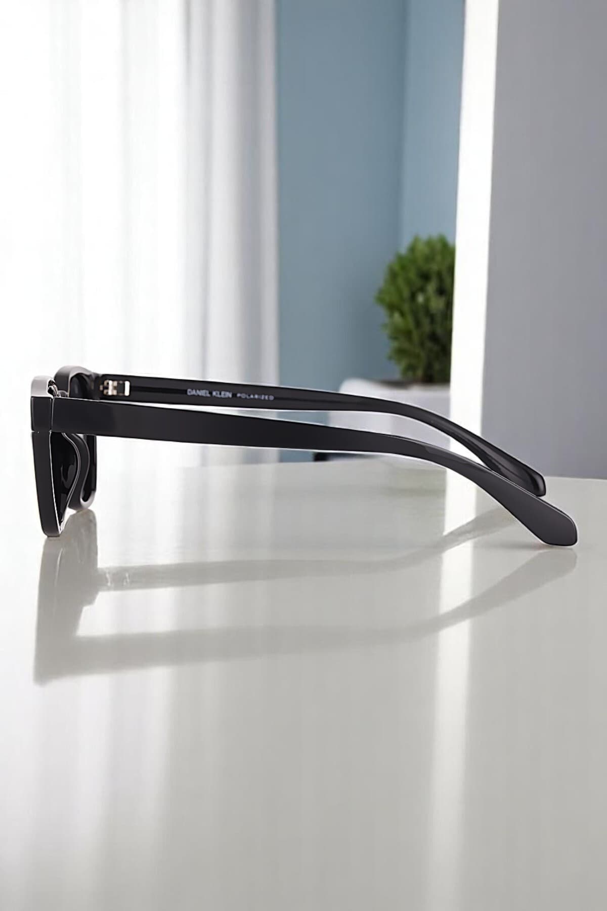 عینک آفتابی یونیسکس Daniel Klein پلاریزه UV400 مشکی مدل DKG6252C1 عینک آفتابی یونیسکس Daniel Klein پلاریزه UV400 مشکی مدل DKG6252C1