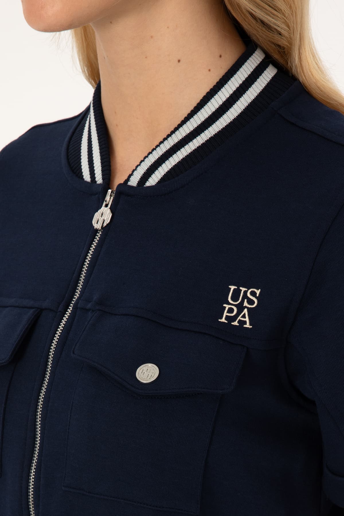 سوئیشرت زنانه U.S. Polo Assn. سرمهای آستین کوتاه زیپدار یقه گرد مدل 50309093-VR033 سوئیشرت زنانه U.S. Polo Assn. سرمهای آستین کوتاه زیپدار یقه گرد مدل 50309093-VR033