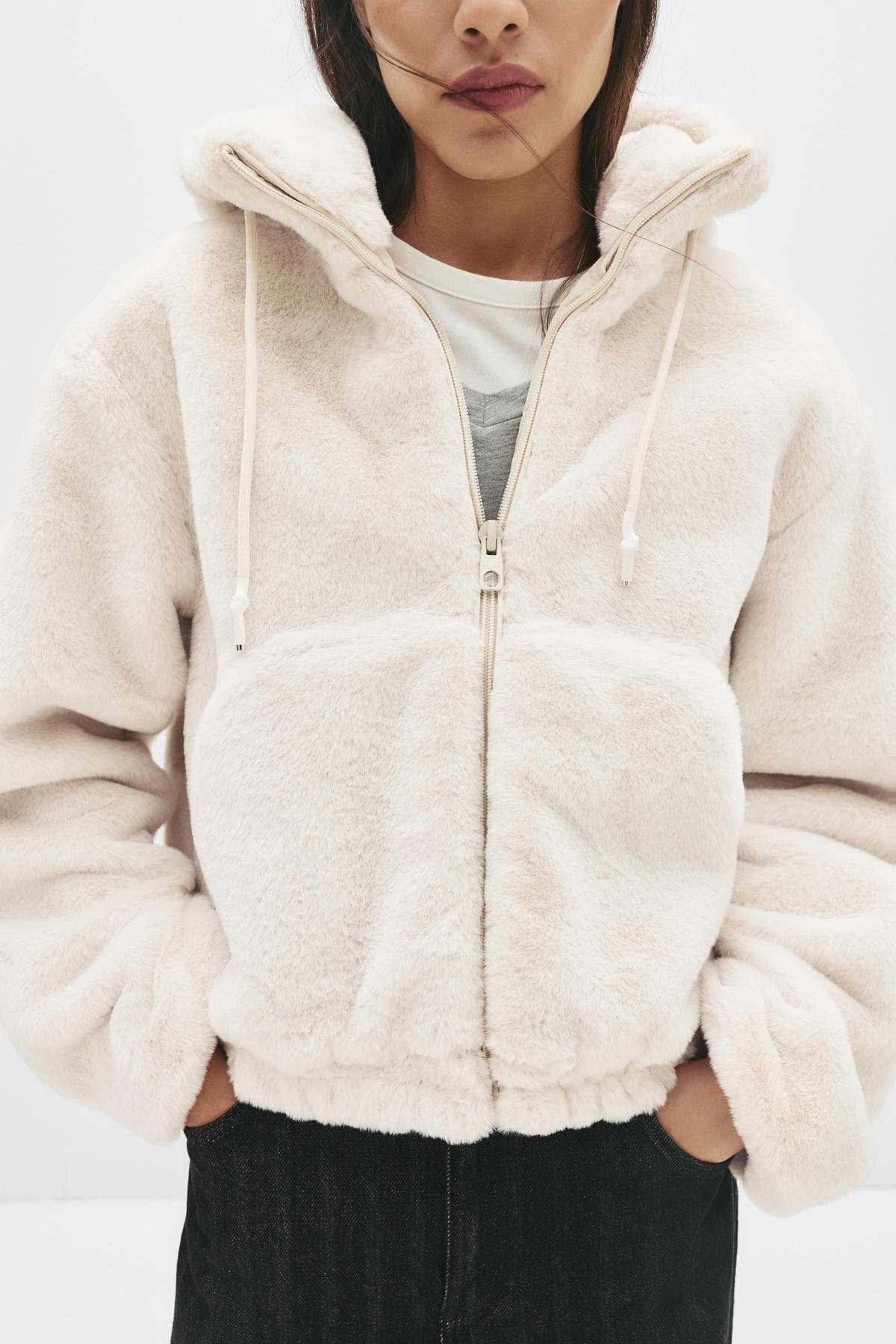 ژاکت زنانه Pull & Bear کاپوتدار خز مصنوعی ژاکت زنانه Pull & Bear کاپوتدار خز مصنوعی