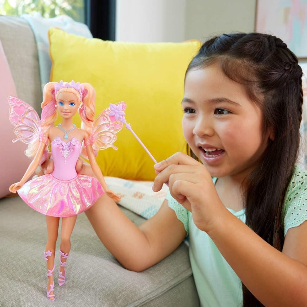 عروسک فانتزی Barbie با چوب جادویی و لوازم جانبی، بالها و لباس تغییررنگدهنده عروسک فانتزی Barbie با چوب جادویی و لوازم جانبی، بالها و لباس تغییررنگدهنده