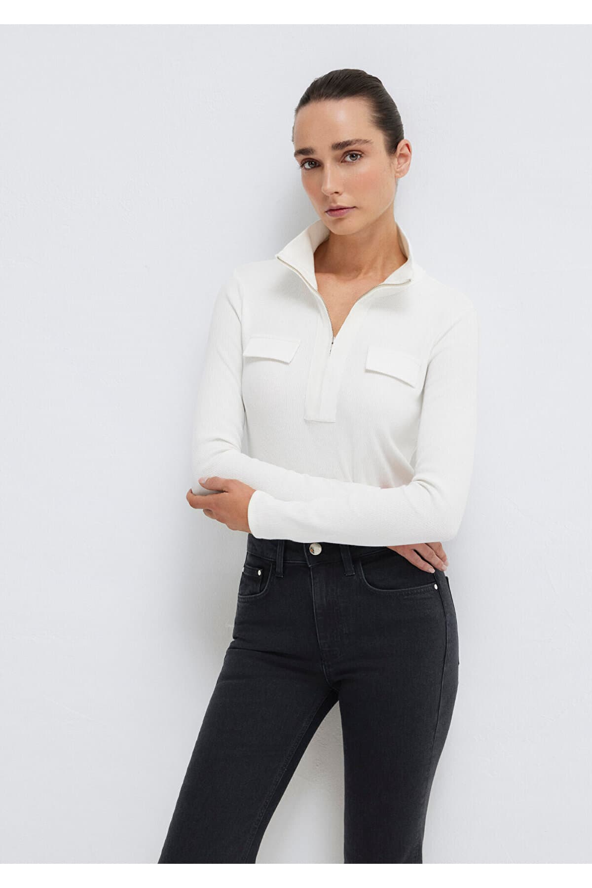 تیشرت زنانه Mavi یقه ایستاده کرم Slim Fit مدل 1613748-70057 تیشرت زنانه Mavi یقه ایستاده کرم Slim Fit مدل 1613748-70057