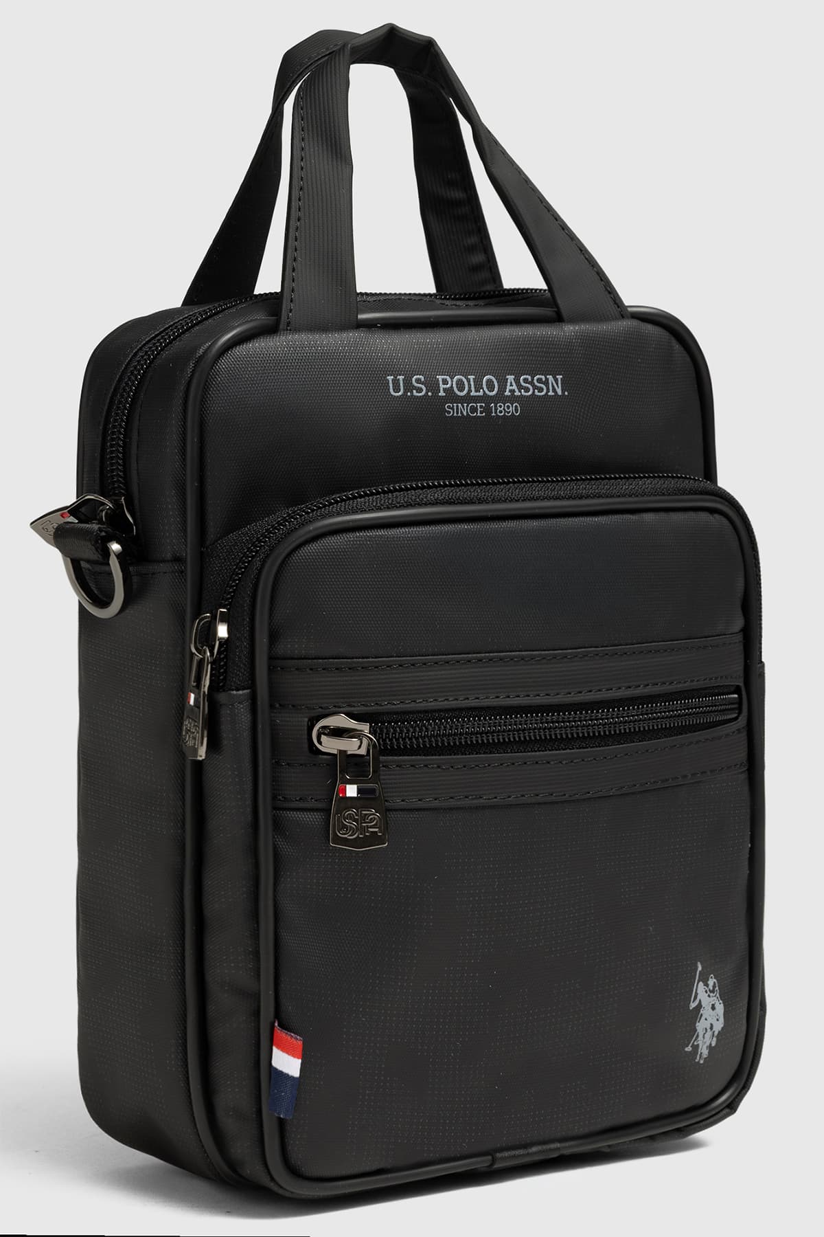 کیف پستچی مردانه U.S. Polo Assn. مشکی با بند شانهای مدل 26038 کیف پستچی مردانه U.S. Polo Assn. مشکی با بند شانهای مدل 26038