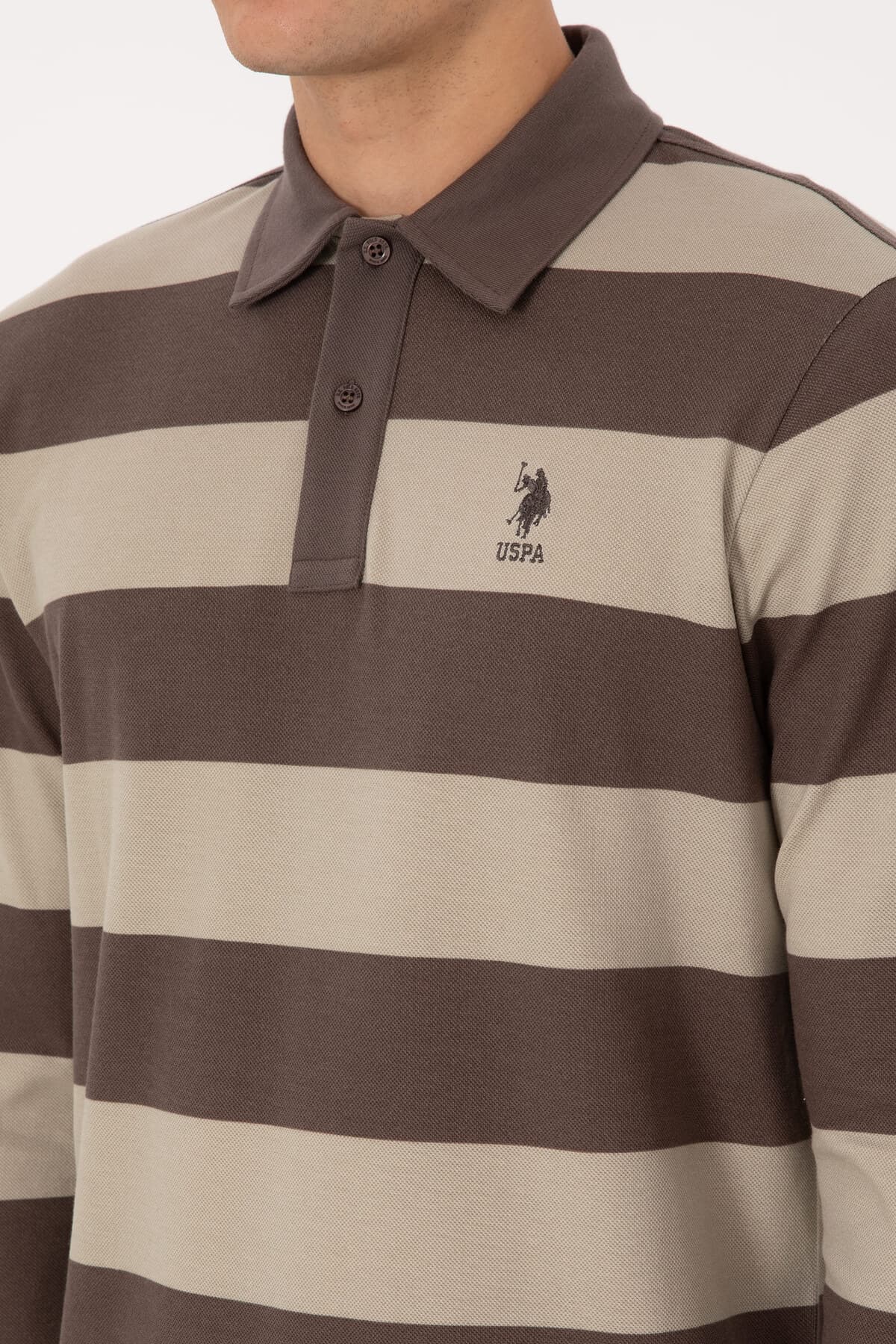 سوئیشرت مردانه U.S. Polo Assn. فیت معمولی یقه پولو قهوهای روشن مدل 50316467-VR052 سوئیشرت مردانه U.S. Polo Assn. فیت معمولی یقه پولو قهوهای روشن مدل 50316467-VR052