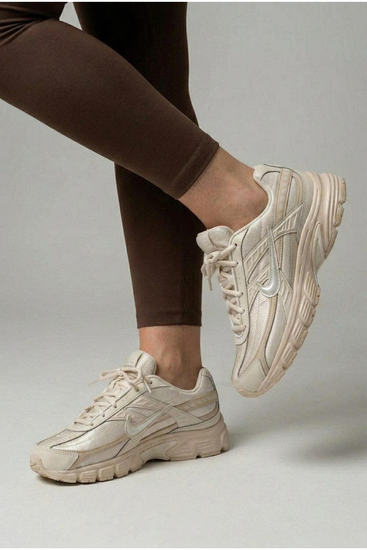 کفش ورزشی زنانه Nike دویدن روزمره بژ مدل Initiator 394053-103 کفش ورزشی زنانه Nike دویدن روزمره بژ مدل Initiator 394053-103
