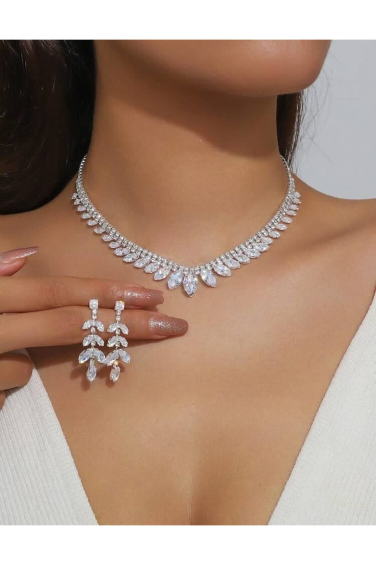 ست گردنبند و گوشواره زنانه Ümaks Silvers با طرح برگ و نگین زیرکن ست گردنبند و گوشواره زنانه Ümaks Silvers با طرح برگ و نگین زیرکن