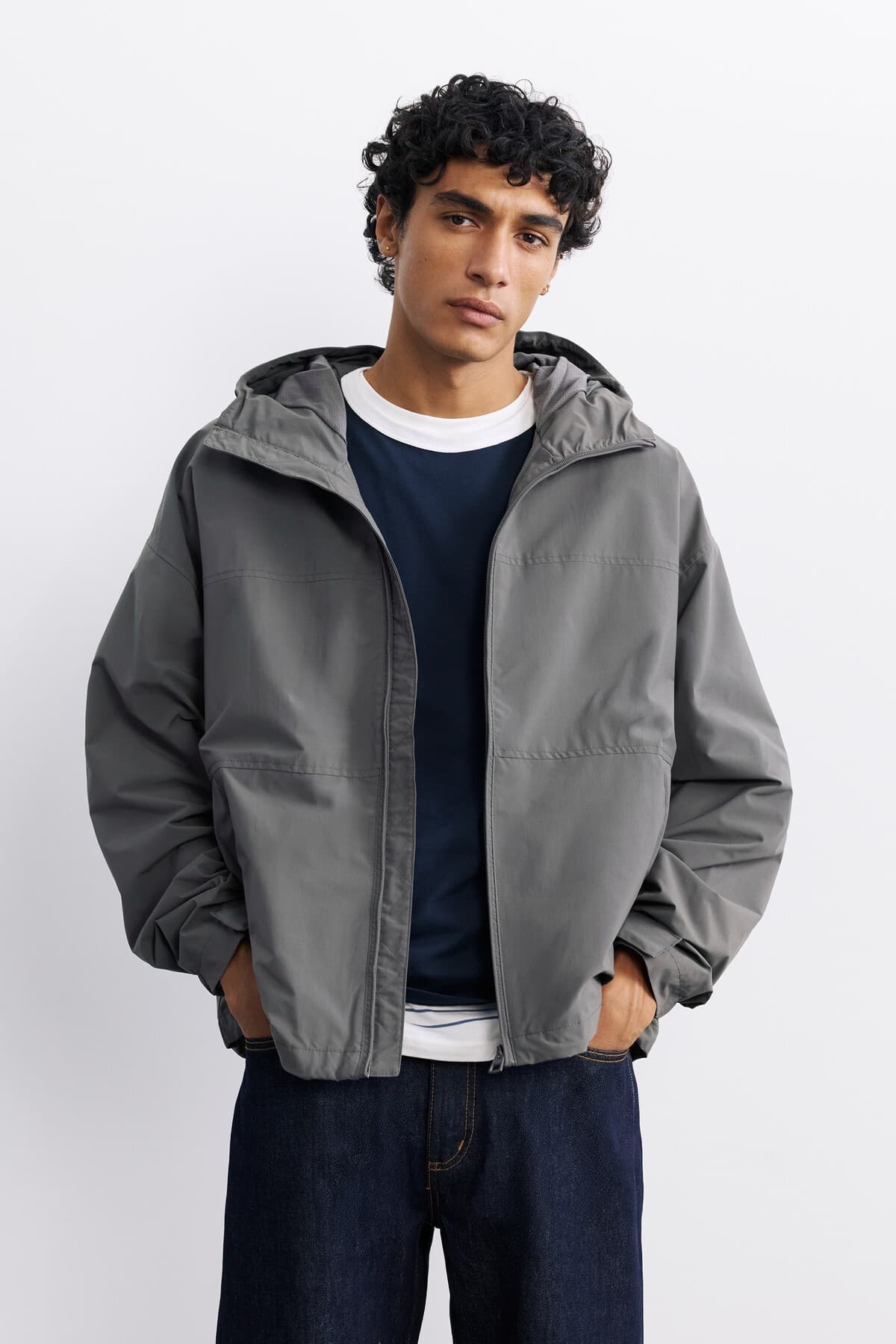 بارانی مردانه Pull & Bear سبک کلاهدار بارانی مردانه Pull & Bear سبک کلاهدار