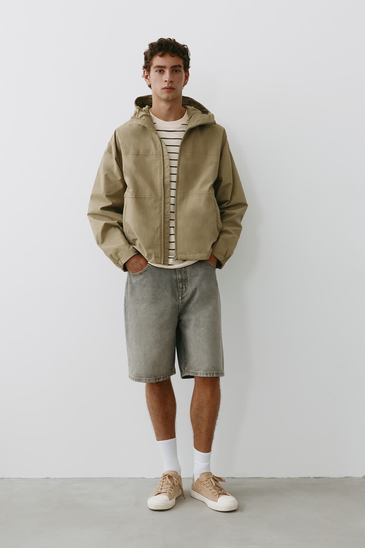 بارانی سبک کلاهدار Pull & Bear بارانی سبک کلاهدار Pull & Bear