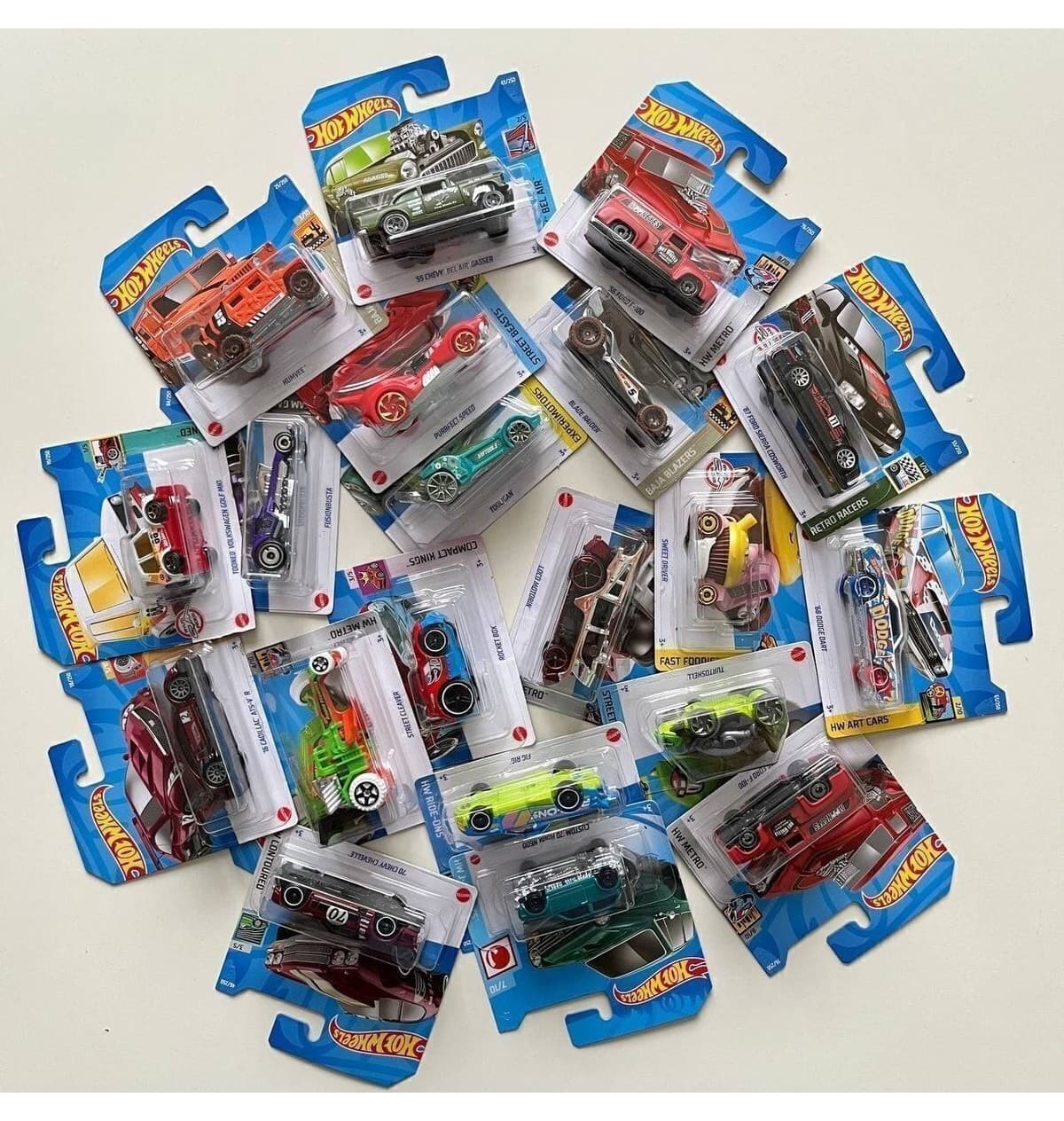 ست شروع ماشین اسباب بازی Hot Wheels ۱۰ تایی با مدلهای متفاوت ست شروع ماشین اسباب بازی Hot Wheels ۱۰ تایی با مدلهای متفاوت