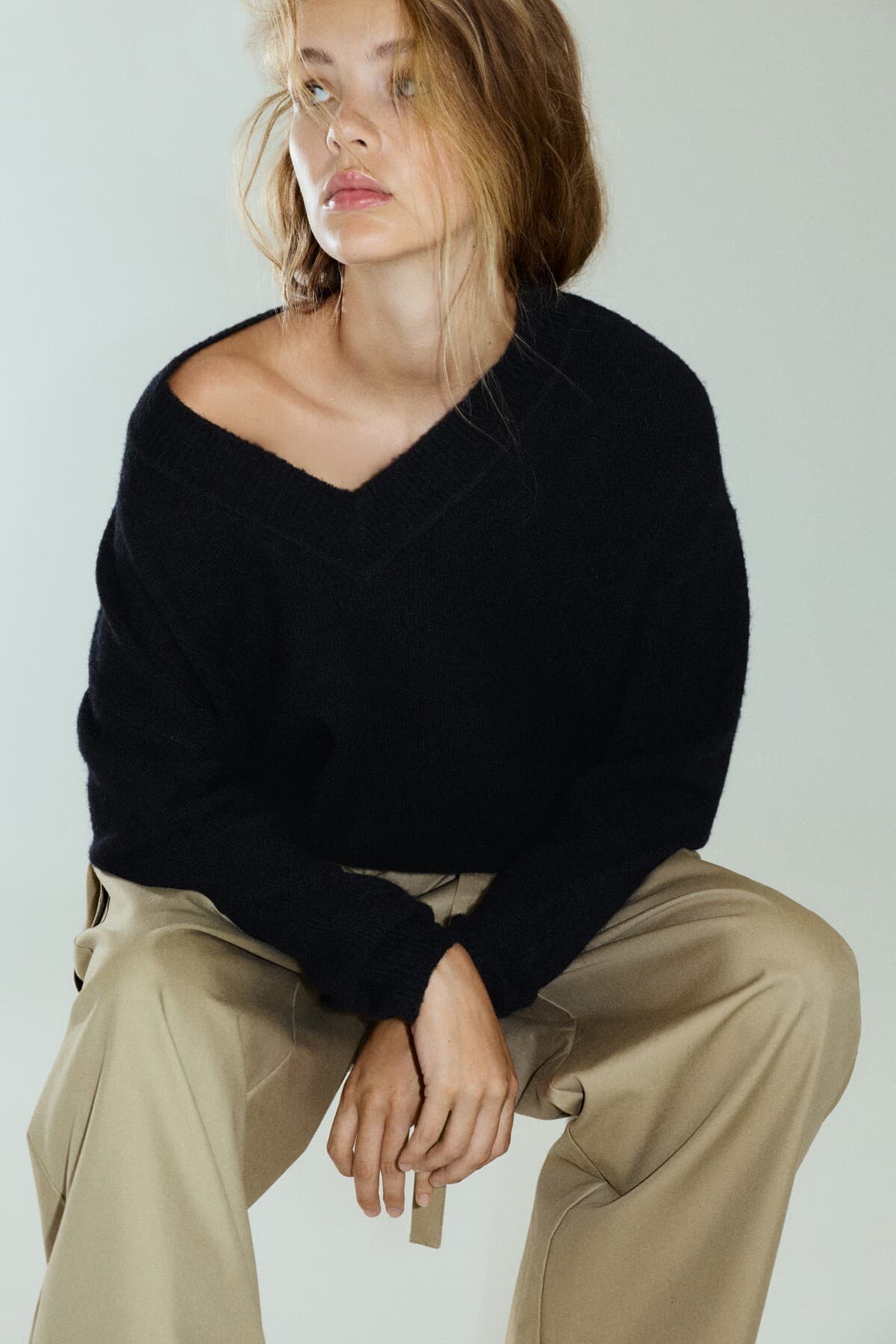 پلیور زنانه Pull & Bear برش Boxy یقه V پلیور زنانه Pull & Bear برش Boxy یقه V