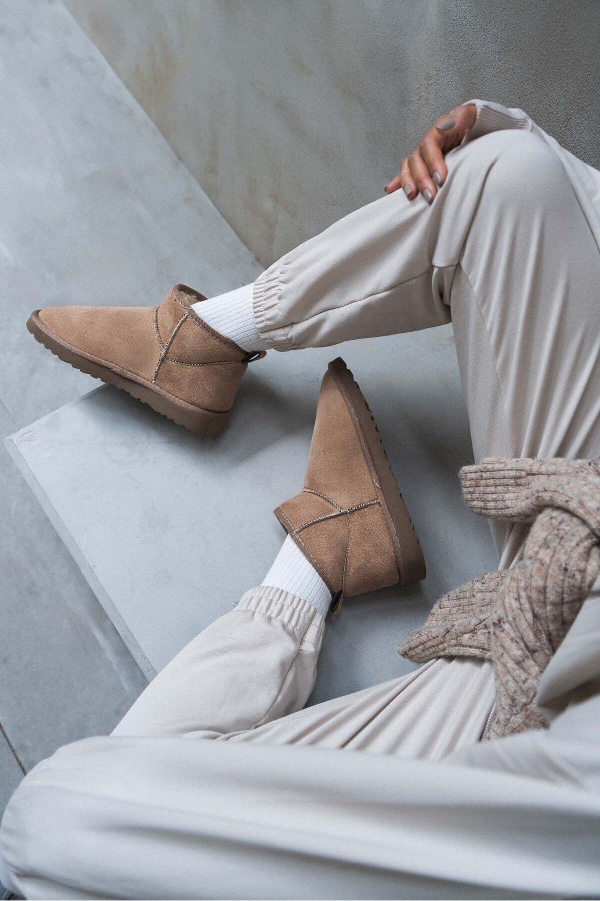 نیمبوت زنانه NİŞANTAŞI SHOES Mini جیر بژ تیره داخل کرکی کف تخت نیمبوت زنانه NİŞANTAŞI SHOES Mini جیر بژ تیره داخل کرکی کف تخت