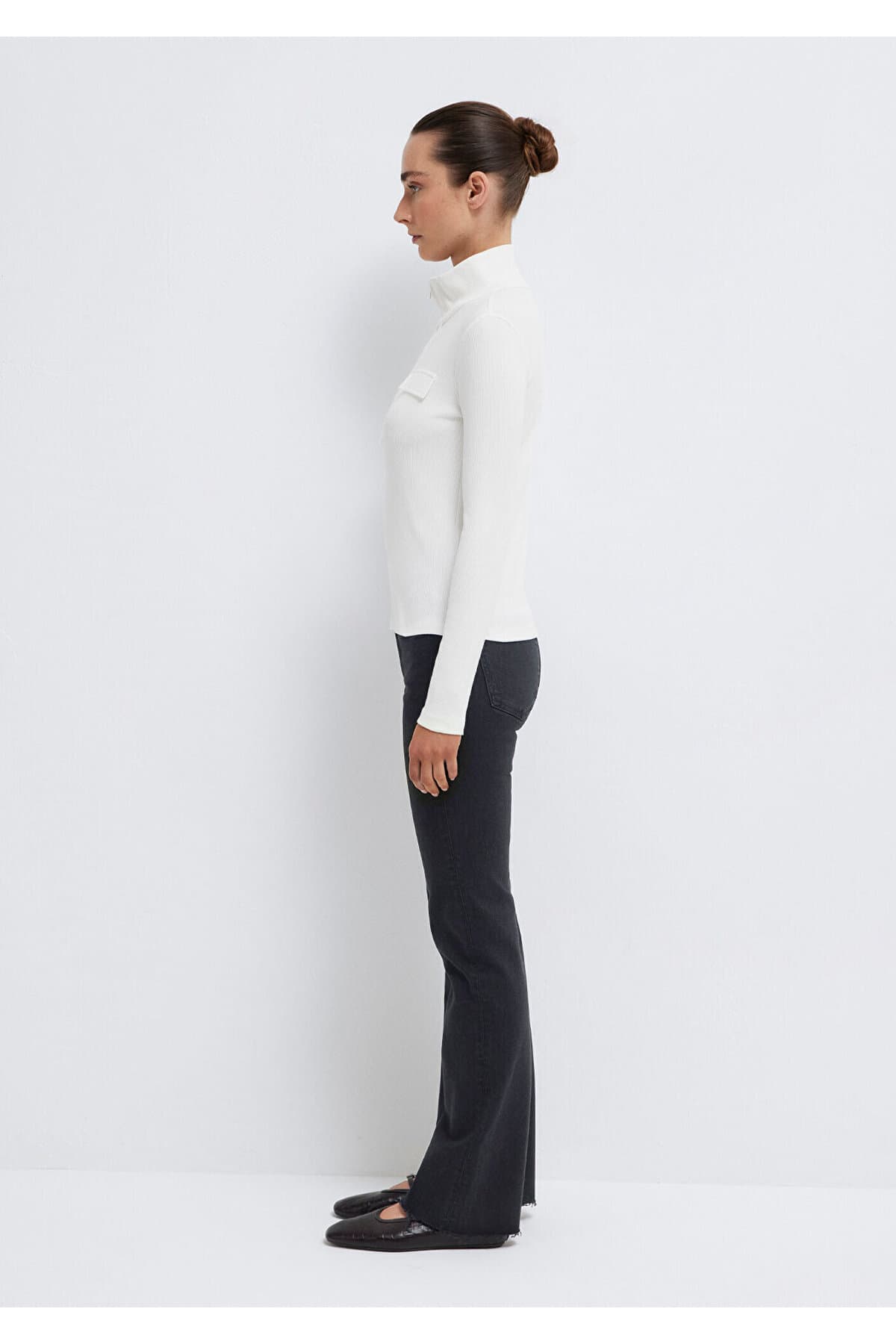 تیشرت زنانه Mavi یقه ایستاده کرم Slim Fit مدل 1613748-70057 تیشرت زنانه Mavi یقه ایستاده کرم Slim Fit مدل 1613748-70057