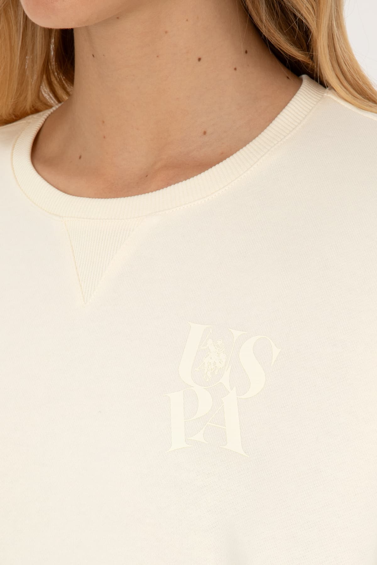سوئیشرت زنانه U.S. Polo Assn. کرمی یقه گرد مدل 50307787-VR256 سوئیشرت زنانه U.S. Polo Assn. کرمی یقه گرد مدل 50307787-VR256