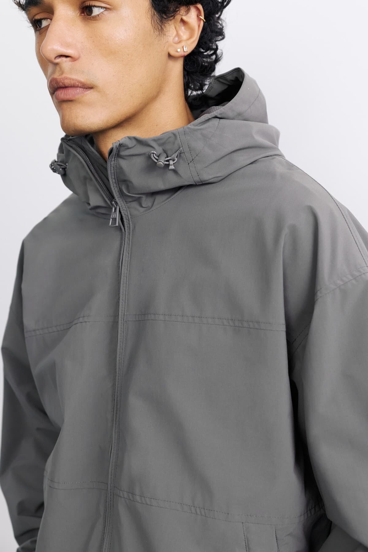 بارانی مردانه Pull & Bear سبک کلاهدار بارانی مردانه Pull & Bear سبک کلاهدار