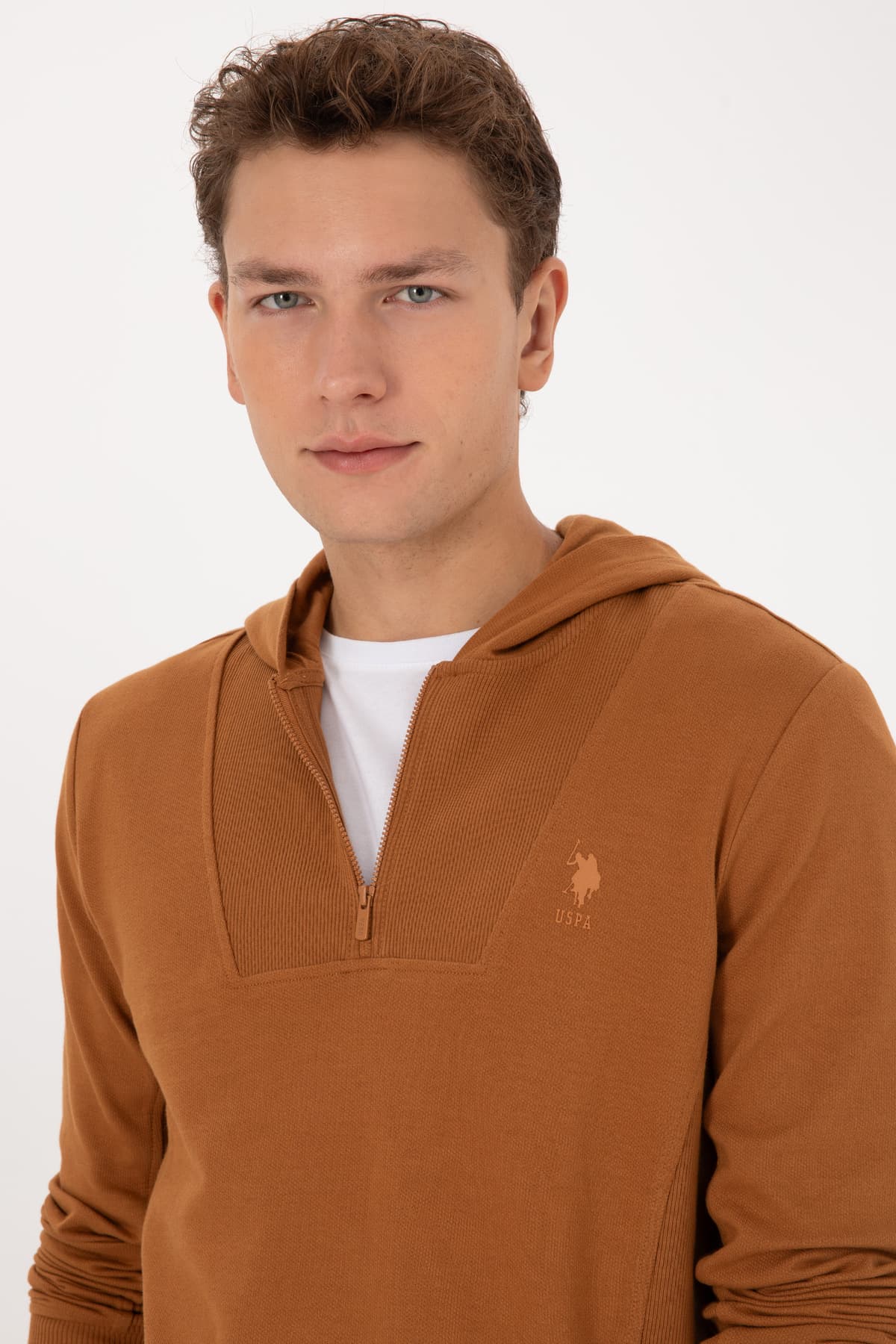 سوئیشرت مردانه U.S. Polo Assn. فیت معمولی کلاهدار نیمزیپ شتری مدل 50316391-VR233 سوئیشرت مردانه U.S. Polo Assn. فیت معمولی کلاهدار نیمزیپ شتری مدل 50316391-VR233