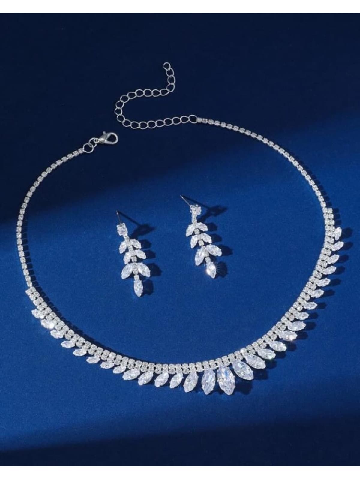 ست گردنبند و گوشواره زنانه Ümaks Silvers با طرح برگ و نگین زیرکن ست گردنبند و گوشواره زنانه Ümaks Silvers با طرح برگ و نگین زیرکن