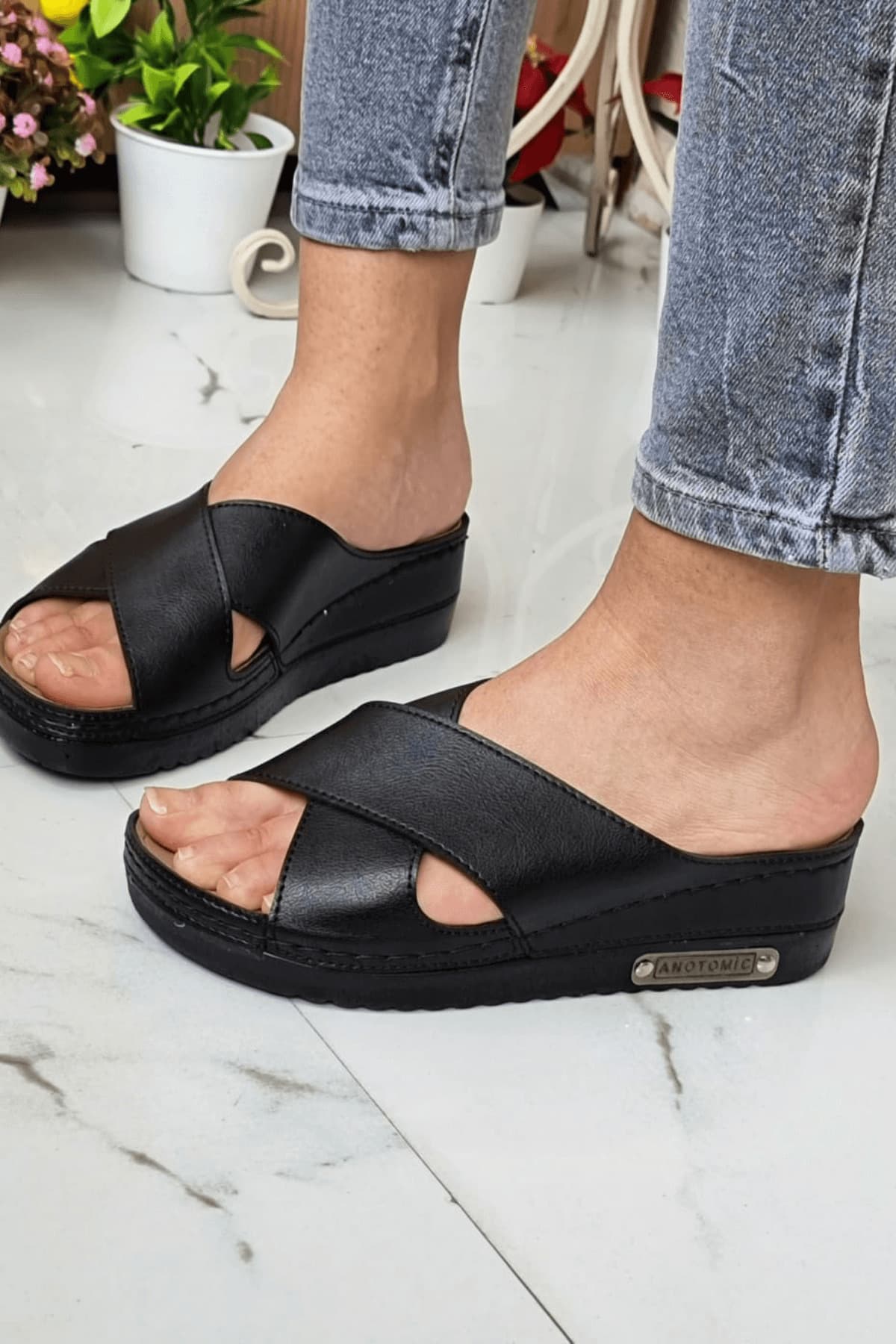 دمپایی زنانه neon shoes آناتومیک و ارتوپدی پاشنهدار سبک مشکی مناسب داخل و خارج خانه دمپایی زنانه neon shoes آناتومیک و ارتوپدی پاشنهدار سبک مشکی مناسب داخل و خارج خانه