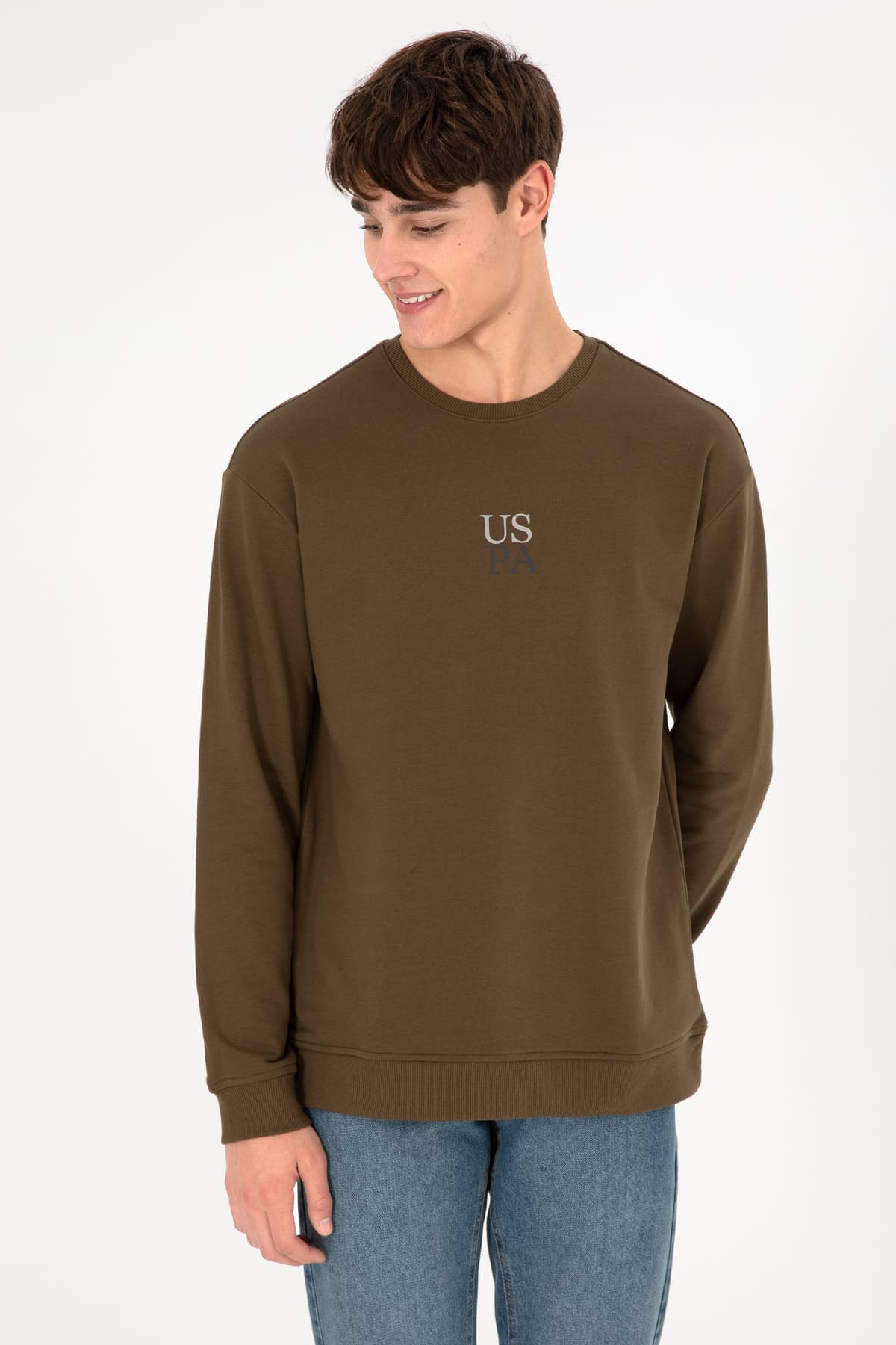 سوئیشرت مردانه U.S. Polo Assn. کامفورت فیت یقه گرد خاکی مدل 50293420-VR027 سوئیشرت مردانه U.S. Polo Assn. کامفورت فیت یقه گرد خاکی مدل 50293420-VR027