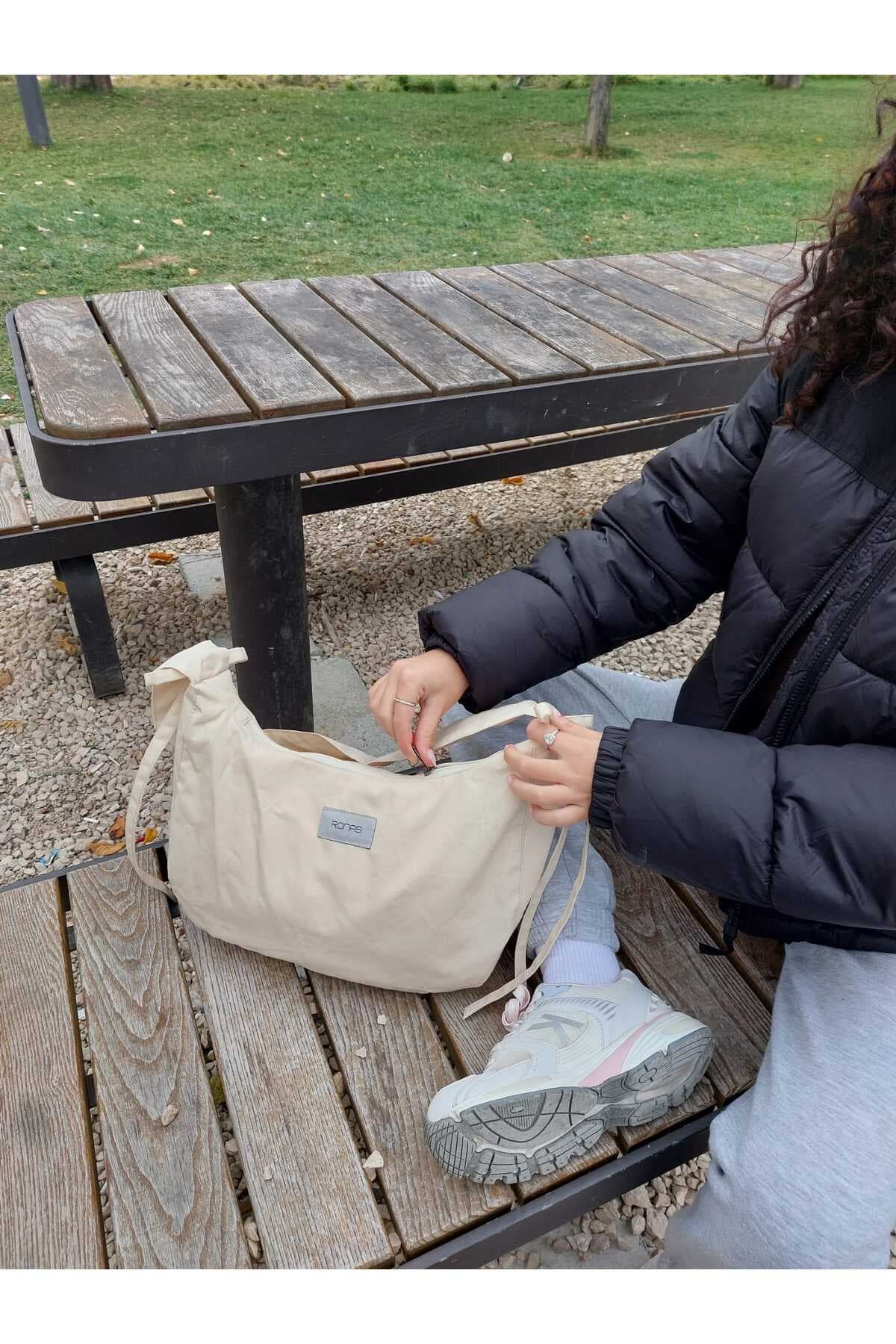 کیف باگت زنانه RONASBAG کرم فیونکدار با آستر و زیپ کیف باگت زنانه RONASBAG کرم فیونکدار با آستر و زیپ