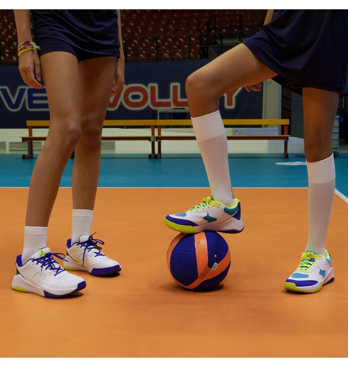 کفش والیبال مردانه Decathlon Comfort سفید آبی زرد نئونی کفش والیبال مردانه Decathlon Comfort سفید آبی زرد نئونی