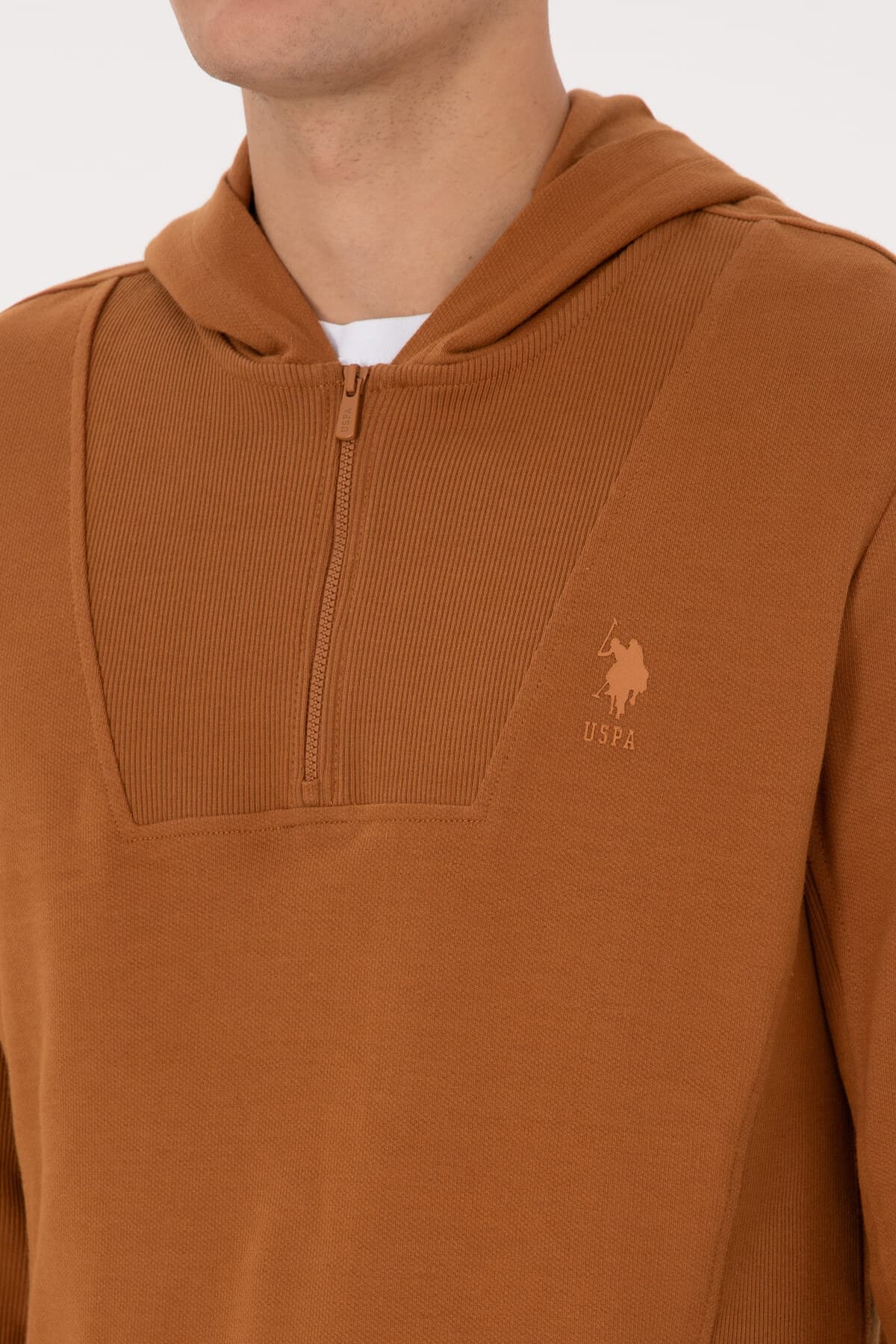 سوئیشرت مردانه U.S. Polo Assn. فیت معمولی کلاهدار نیمزیپ شتری مدل 50316391-VR233 سوئیشرت مردانه U.S. Polo Assn. فیت معمولی کلاهدار نیمزیپ شتری مدل 50316391-VR233