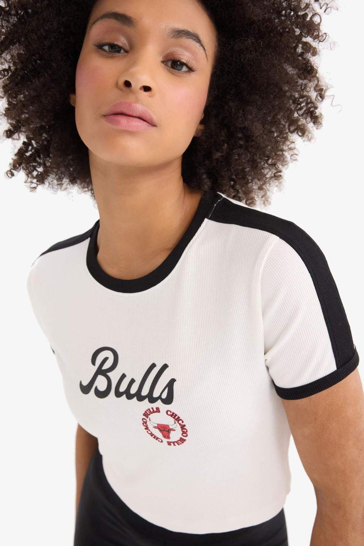تیشرت زنانه Defacto NBA Chicago Bulls اسلیم یقهگرد آستینکوتاه مدل E2362AX تیشرت زنانه Defacto NBA Chicago Bulls اسلیم یقهگرد آستینکوتاه مدل E2362AX