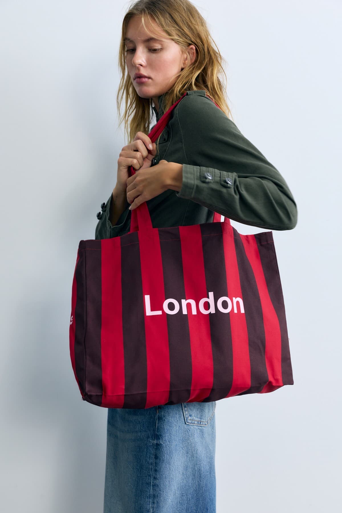 کیف توت زنانه Pull & Bear راهراه با طرح شهری کیف توت زنانه Pull & Bear راهراه با طرح شهری