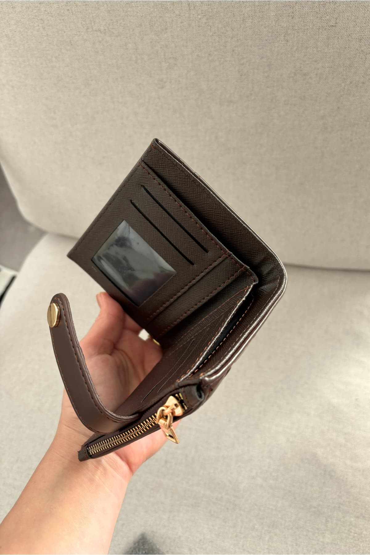 کیف پول پسرانه Yuka Atelier چرم مصنوعی کاپیتونه متوسط مدل Ruby کیف پول پسرانه Yuka Atelier چرم مصنوعی کاپیتونه متوسط مدل Ruby