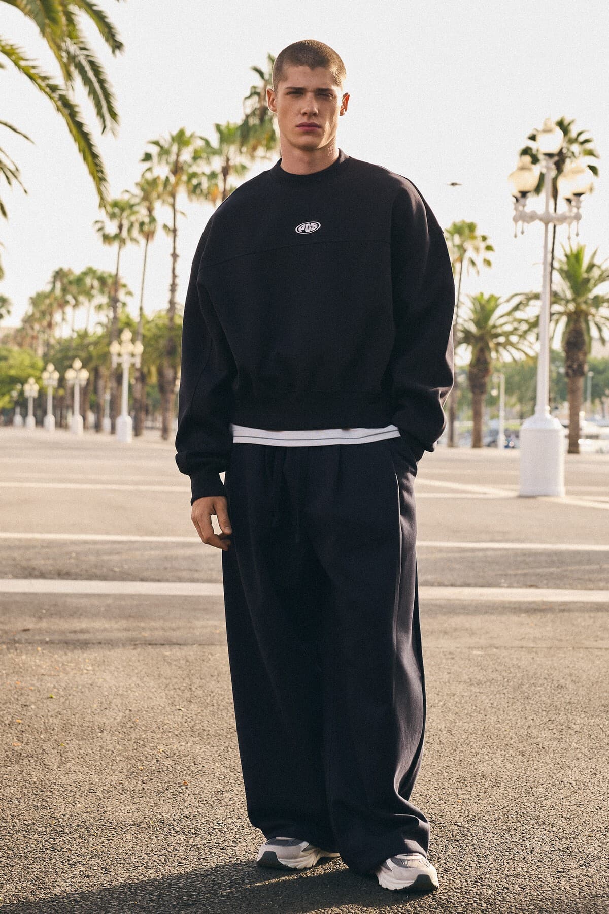 سوئیشرت مردانه Bershka یقه گرد با وصله سوئیشرت مردانه Bershka یقه گرد با وصله