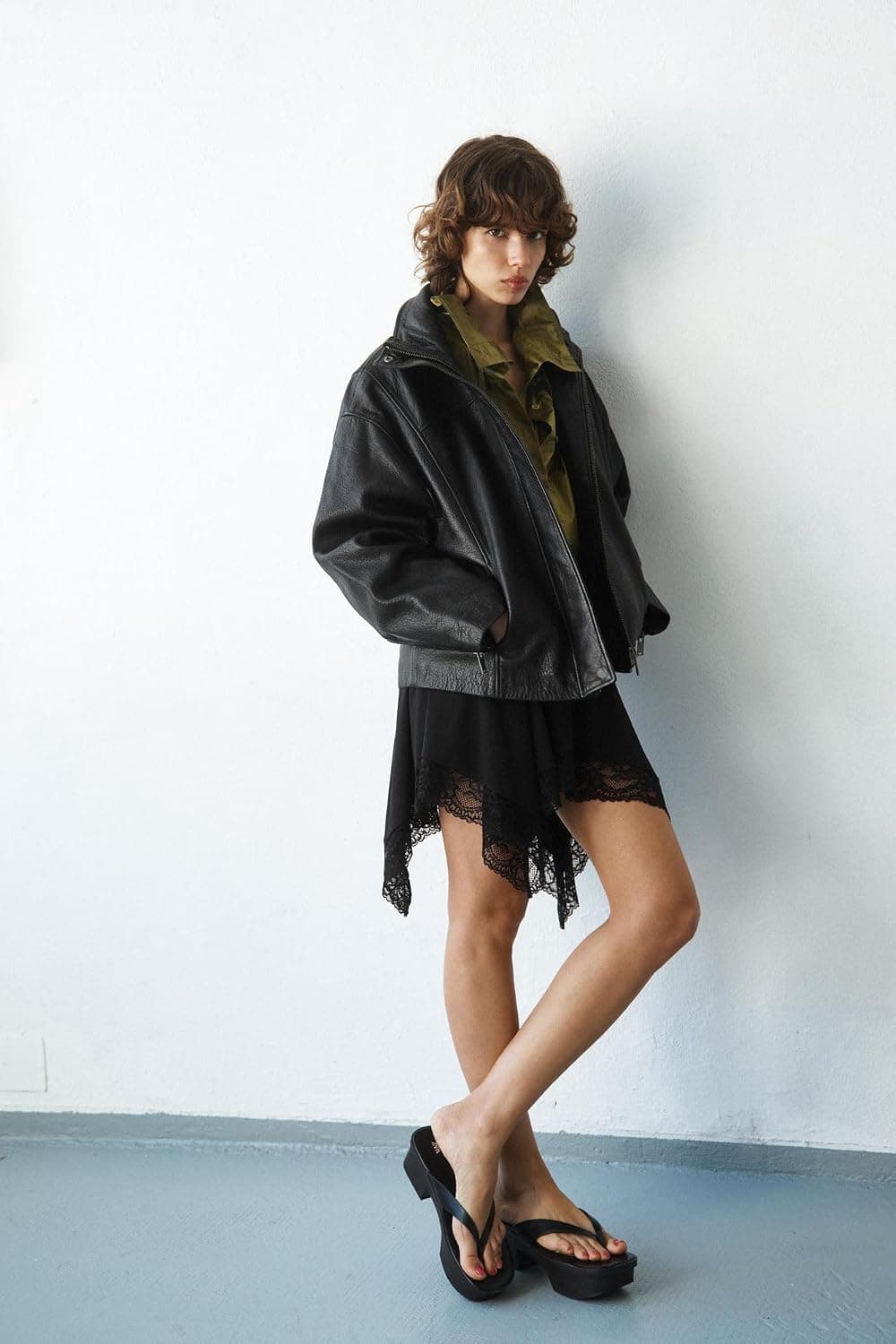 ژاکت زنانه Zara چرمی اورسایز مشکی سایز L ژاکت زنانه Zara چرمی اورسایز مشکی سایز L