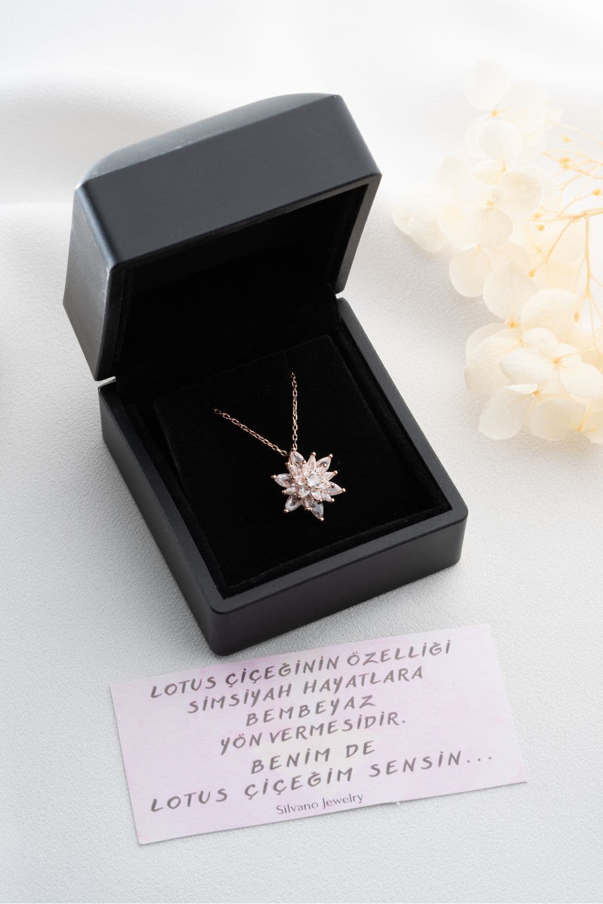 گردنبند Silvano Jewelry نقره 925 عیار گل نیلوفر سفید یخی در جعبه نورپردازیشده گردنبند Silvano Jewelry نقره 925 عیار گل نیلوفر سفید یخی در جعبه نورپردازیشده