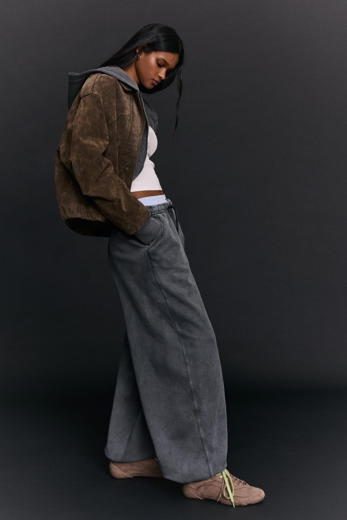 شلوار گرمکن زنانه Bershka barrel fit با بند و پرزدار شلوار گرمکن زنانه Bershka barrel fit با بند و پرزدار
