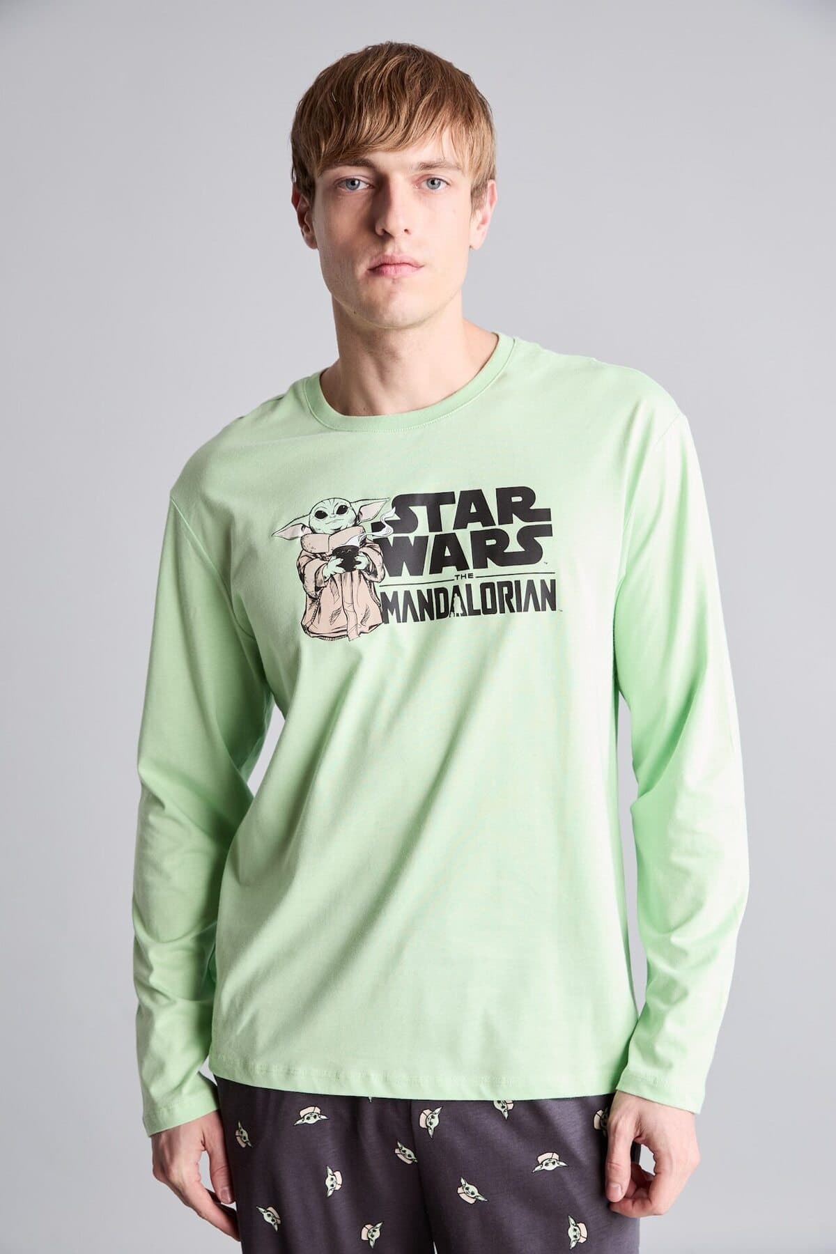 ست پیجامه مردانه Defacto نخی طرح Star Wars-Mandalorian آستین بلند شلوار بلند مدل F7497AX25AU ست پیجامه مردانه Defacto نخی طرح Star Wars-Mandalorian آستین بلند شلوار بلند مدل F7497AX25AU