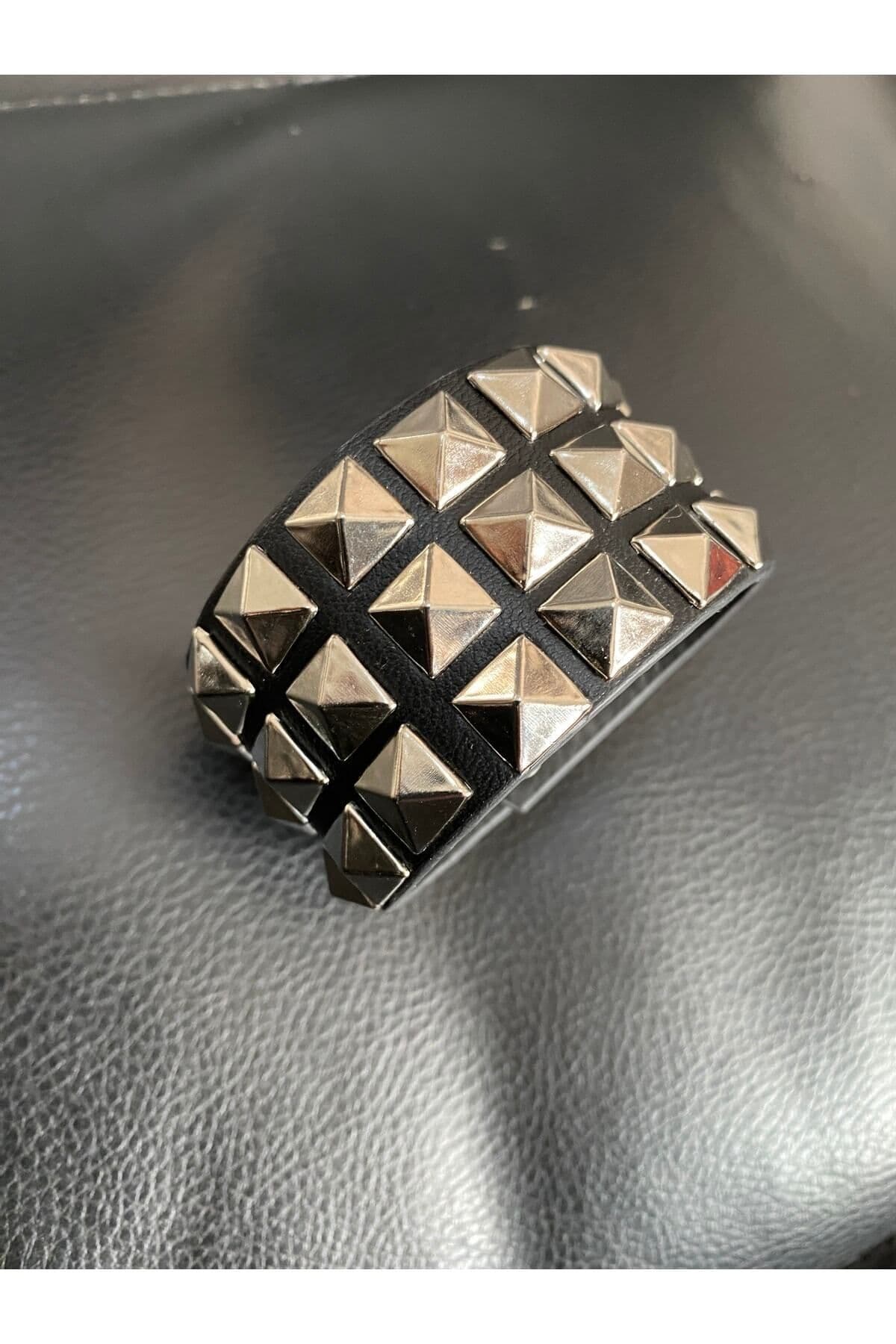 دستبند زنانه Aksabeltchokers گوتیک متالی پیرامیدی سه ردیفه 4cm 20cm دستبند زنانه Aksabeltchokers گوتیک متالی پیرامیدی سه ردیفه 4cm 20cm