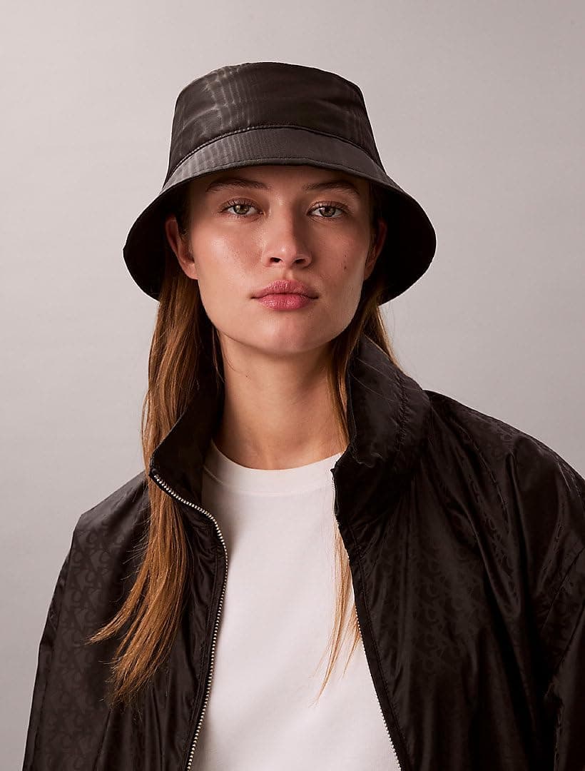 کلاه زنانه Calvin Klein با گلدوزی مونوگرام مشکی سایز استاندارد کلاه زنانه Calvin Klein با گلدوزی مونوگرام مشکی سایز استاندارد