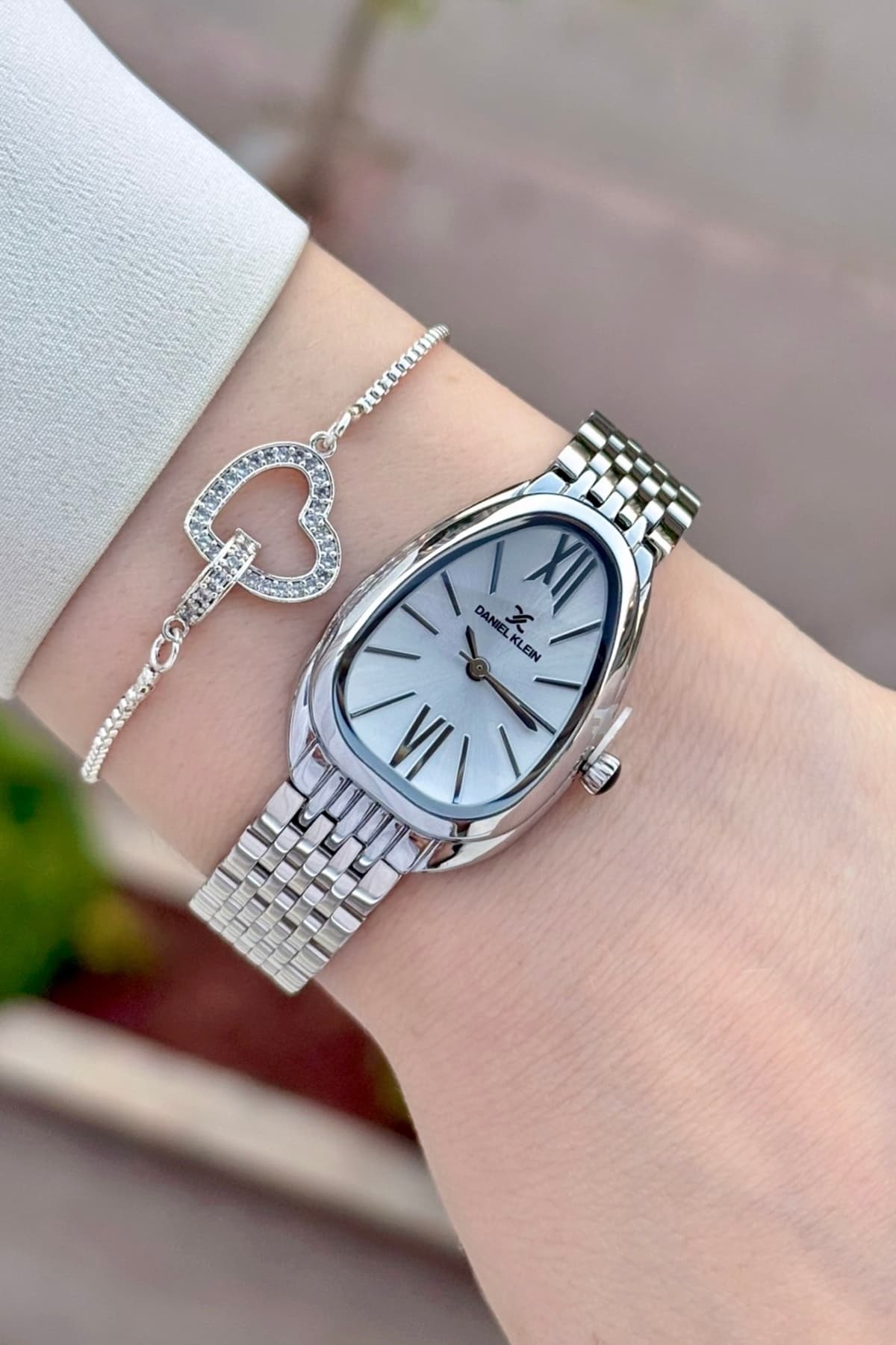 ساعت مچی زنانه Daniel Klein نقرهای 25 mm بههمراه دستبند ساعت مچی زنانه Daniel Klein نقرهای 25 mm بههمراه دستبند