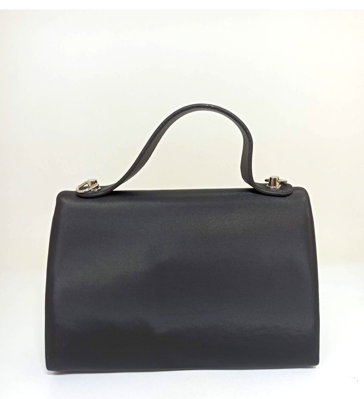 کیف مجلسی زنانه dizaynbag ساتن مشکی با آکسسوری سنگ نقرهای کیف مجلسی زنانه dizaynbag ساتن مشکی با آکسسوری سنگ نقرهای