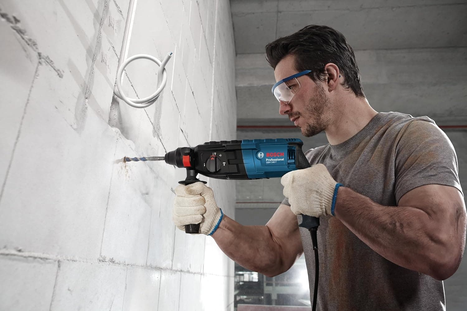 دریل چکشی Bosch همراه ست SDS Plus مدل GBH 240 790 W دریل چکشی Bosch همراه ست SDS Plus مدل GBH 240 790 W