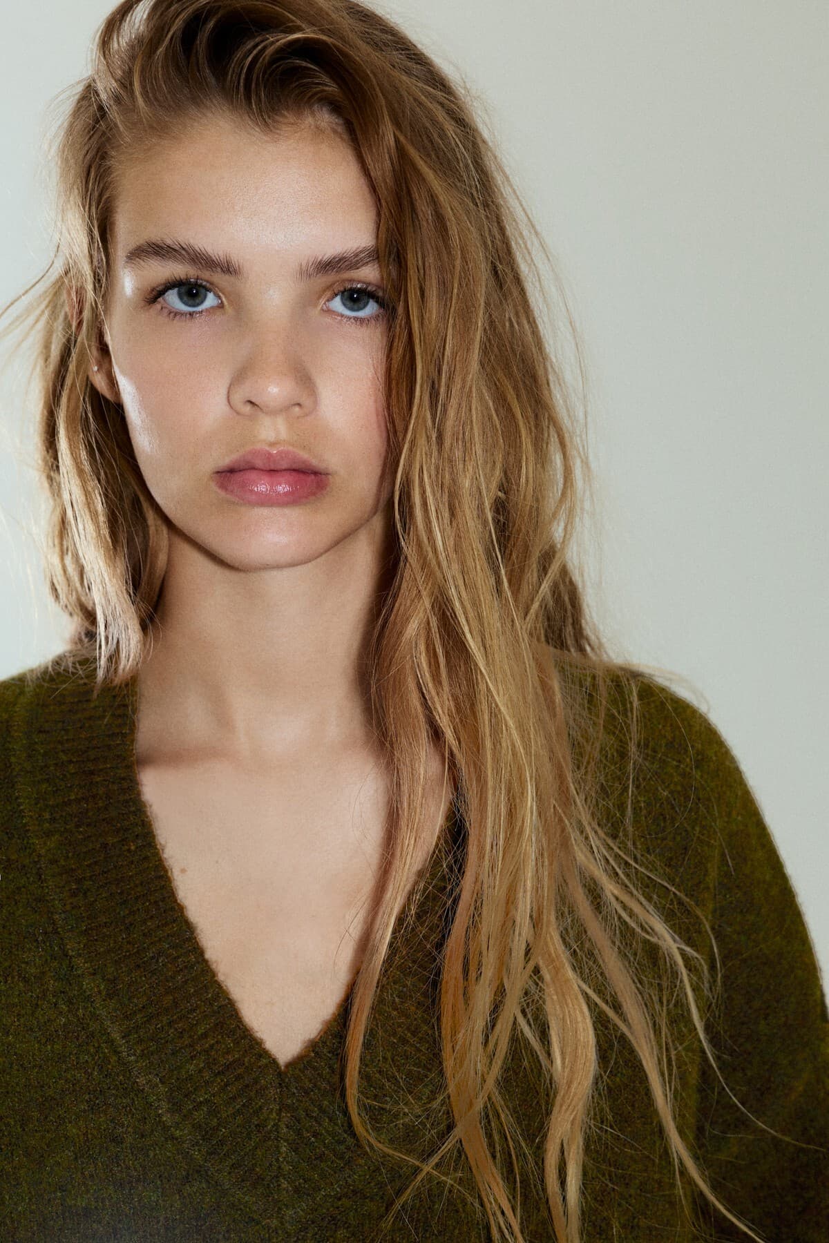 پلیور زنانه Pull & Bear فیت بوکسی یقه V پلیور زنانه Pull & Bear فیت بوکسی یقه V