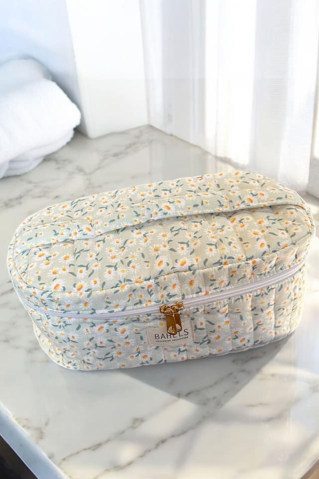 کیف سفری BAHELS طرح بابونه سایز XL محفظهدار سازگار با Airwrap کیف سفری BAHELS طرح بابونه سایز XL محفظهدار سازگار با Airwrap