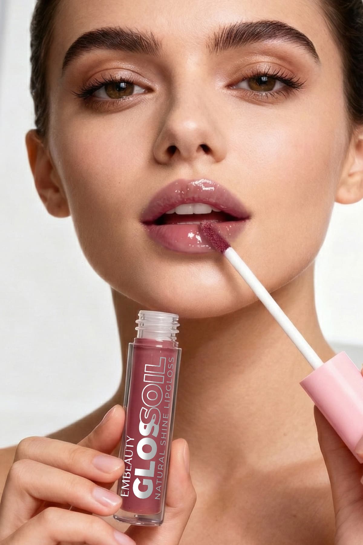 براق لب Glossoil مدل Velvet Cherry No:5 برند Embeauty نمدار و حجمدهنده براق لب Glossoil مدل Velvet Cherry No:5 برند Embeauty نمدار و حجمدهنده