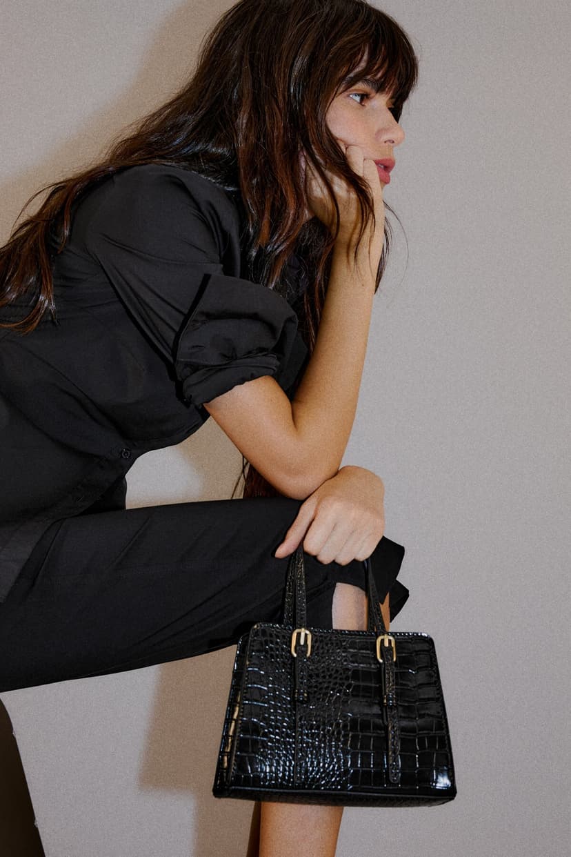 کیف کلاچ زنانه Bershka بافتدار با توک کیف کلاچ زنانه Bershka بافتدار با توک