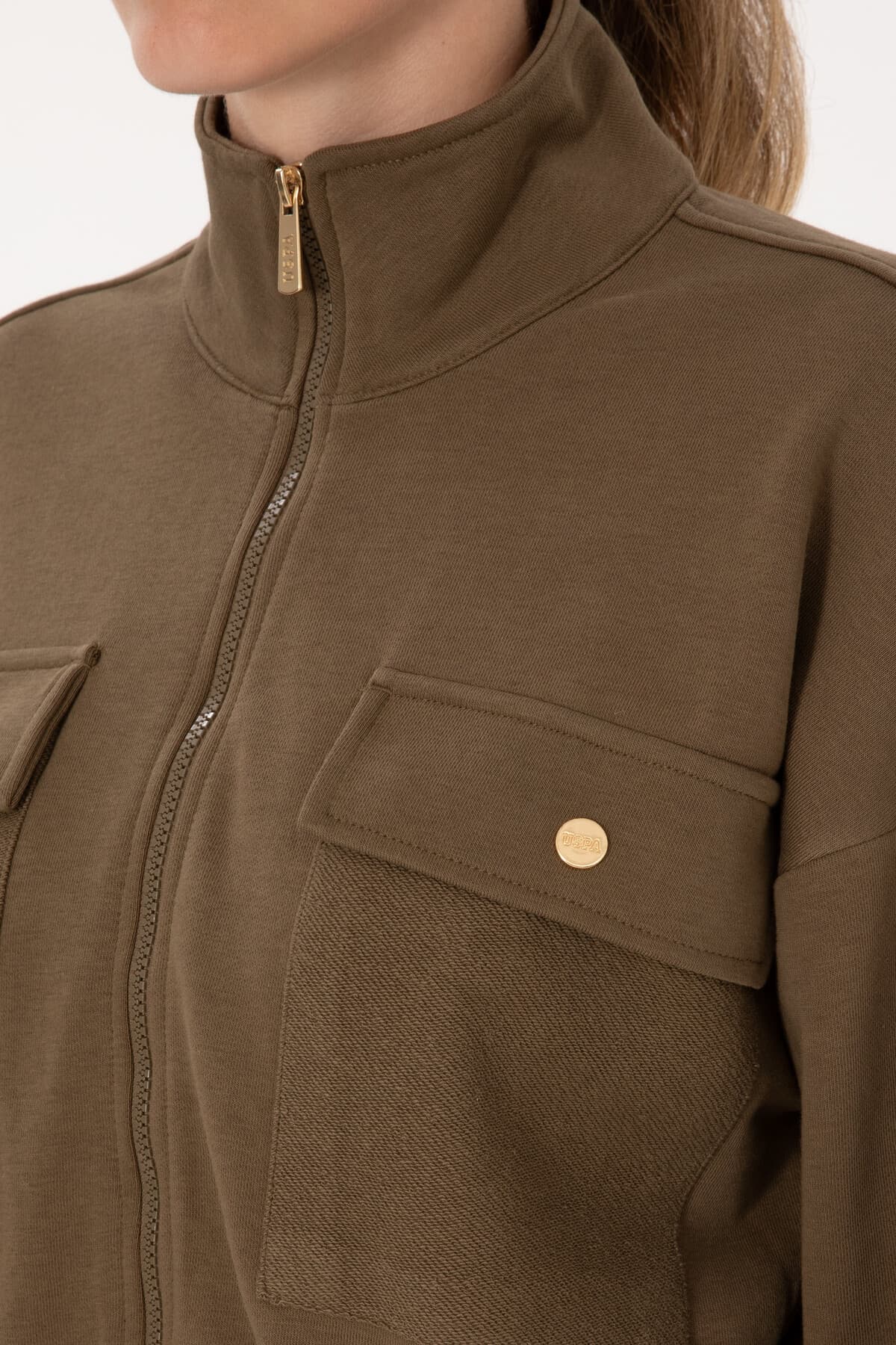 سوئیشرت زنانه U.S. Polo Assn. خاکی زیپ دار یقه ایستاده مدل 50299001-VR027 سوئیشرت زنانه U.S. Polo Assn. خاکی زیپ دار یقه ایستاده مدل 50299001-VR027