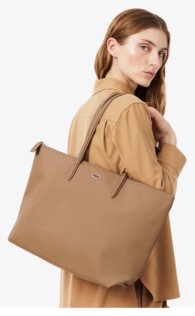 کیف دوشی زنانه Lacoste Large قهوهای تیره مدل L.12.12 کیف دوشی زنانه Lacoste Large قهوهای تیره مدل L.12.12