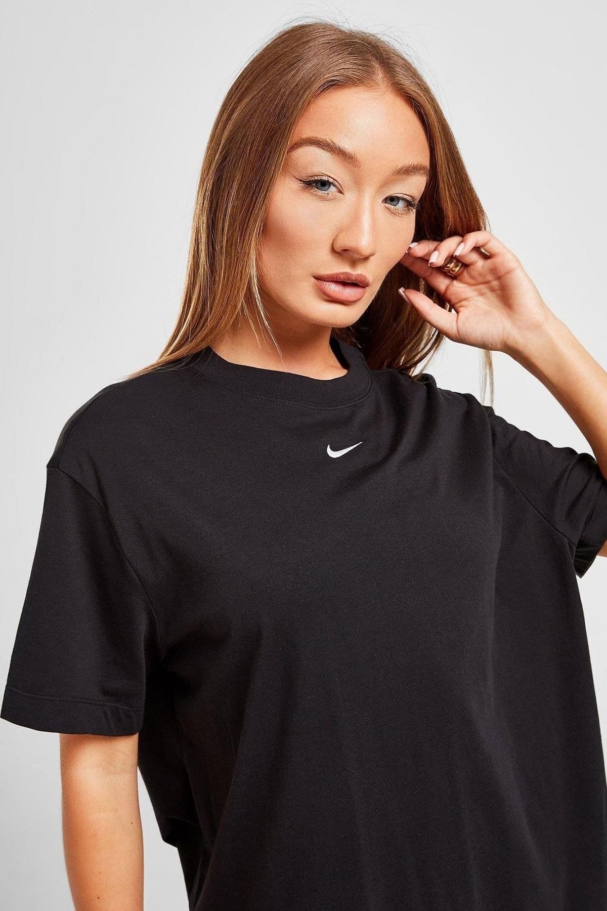 تیشرت یونیسکس Nike Sportswear اورسایز مشکی با گلدوزی Swoosh تیشرت یونیسکس Nike Sportswear اورسایز مشکی با گلدوزی Swoosh