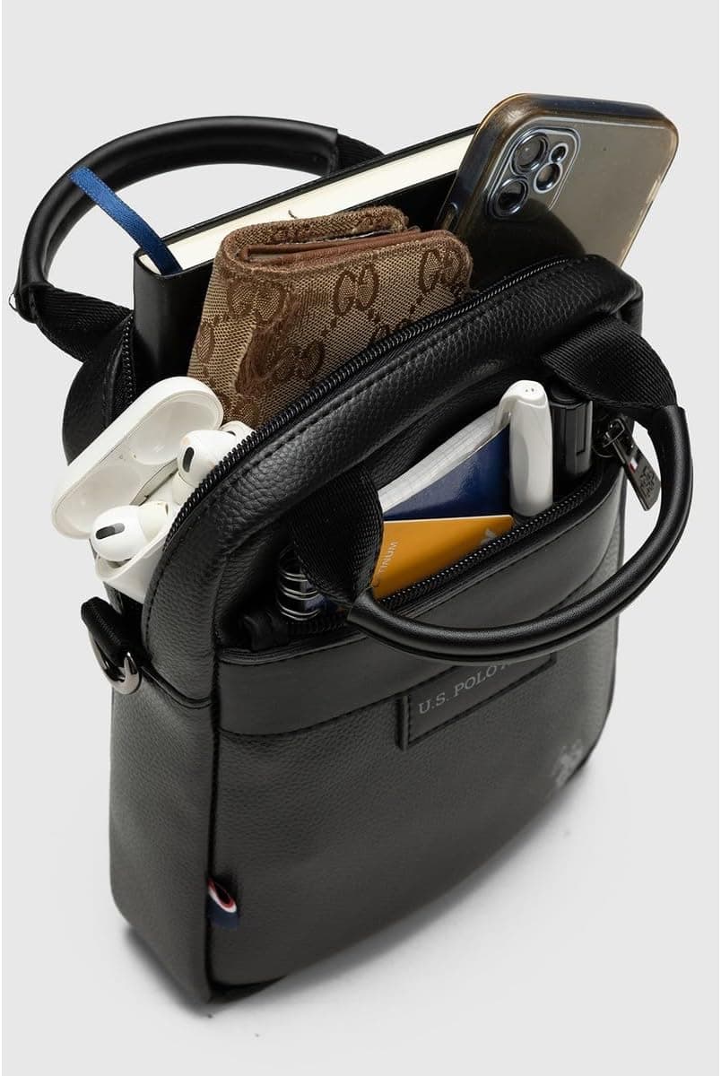 کیف مردانه U.S. POLO ASSN. پستچی مشکی چرم وگان بند شانهای مدل 26082 کیف مردانه U.S. POLO ASSN. پستچی مشکی چرم وگان بند شانهای مدل 26082