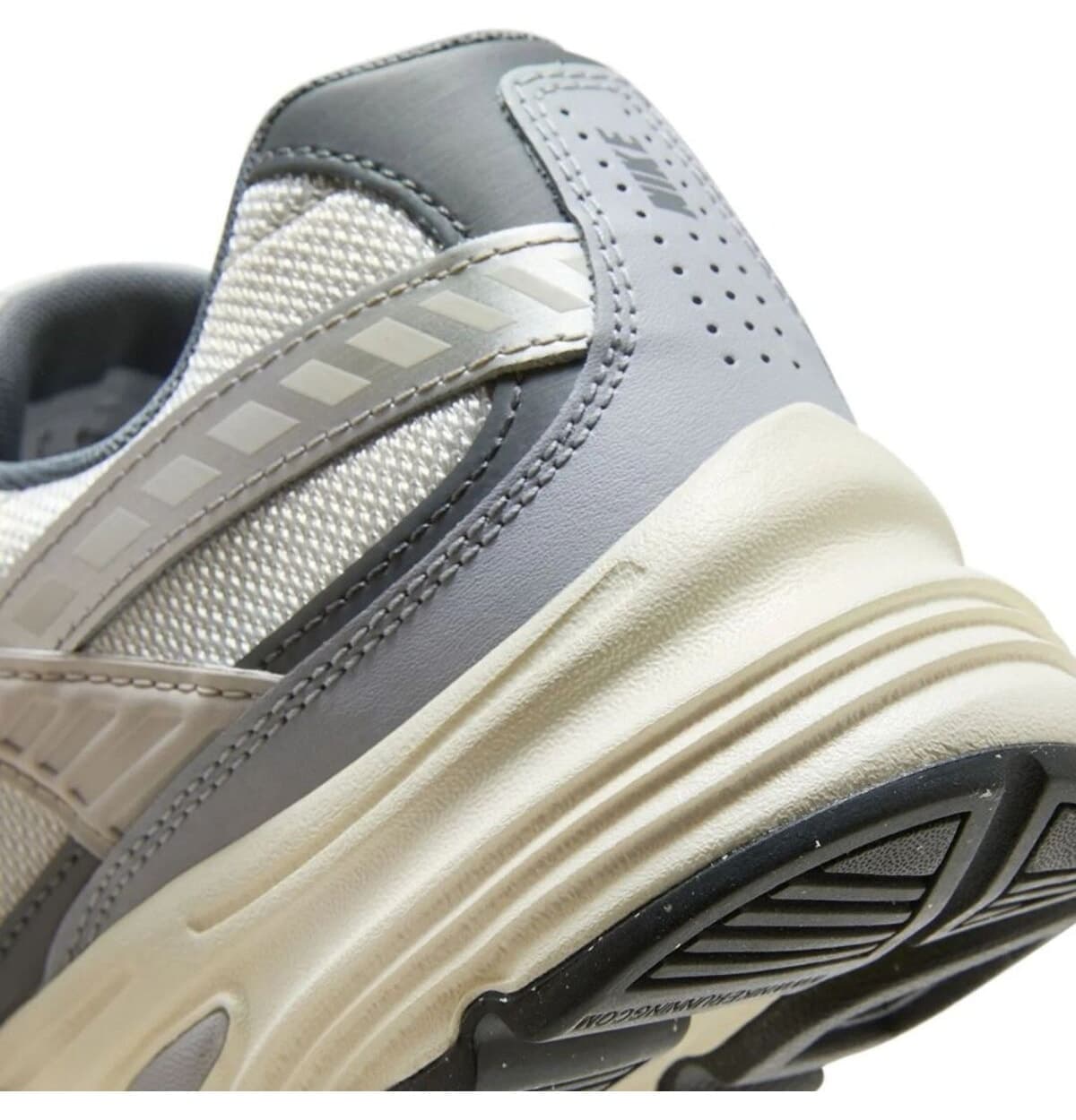 کفش دویدن مردانه Nike INITIATOR رنگ کرم مدل HQ1179-001 کفش دویدن مردانه Nike INITIATOR رنگ کرم مدل HQ1179-001