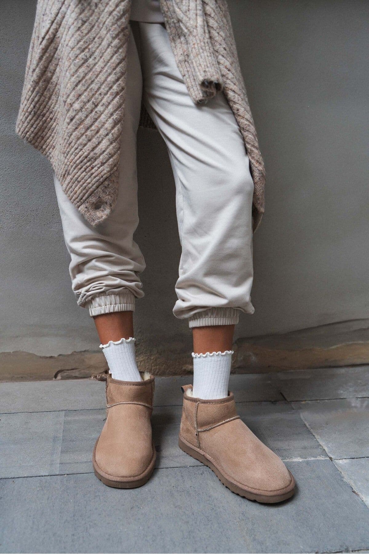 نیمبوت زنانه NİŞANTAŞI SHOES Mini جیر بژ تیره داخل کرکی کف تخت نیمبوت زنانه NİŞANTAŞI SHOES Mini جیر بژ تیره داخل کرکی کف تخت
