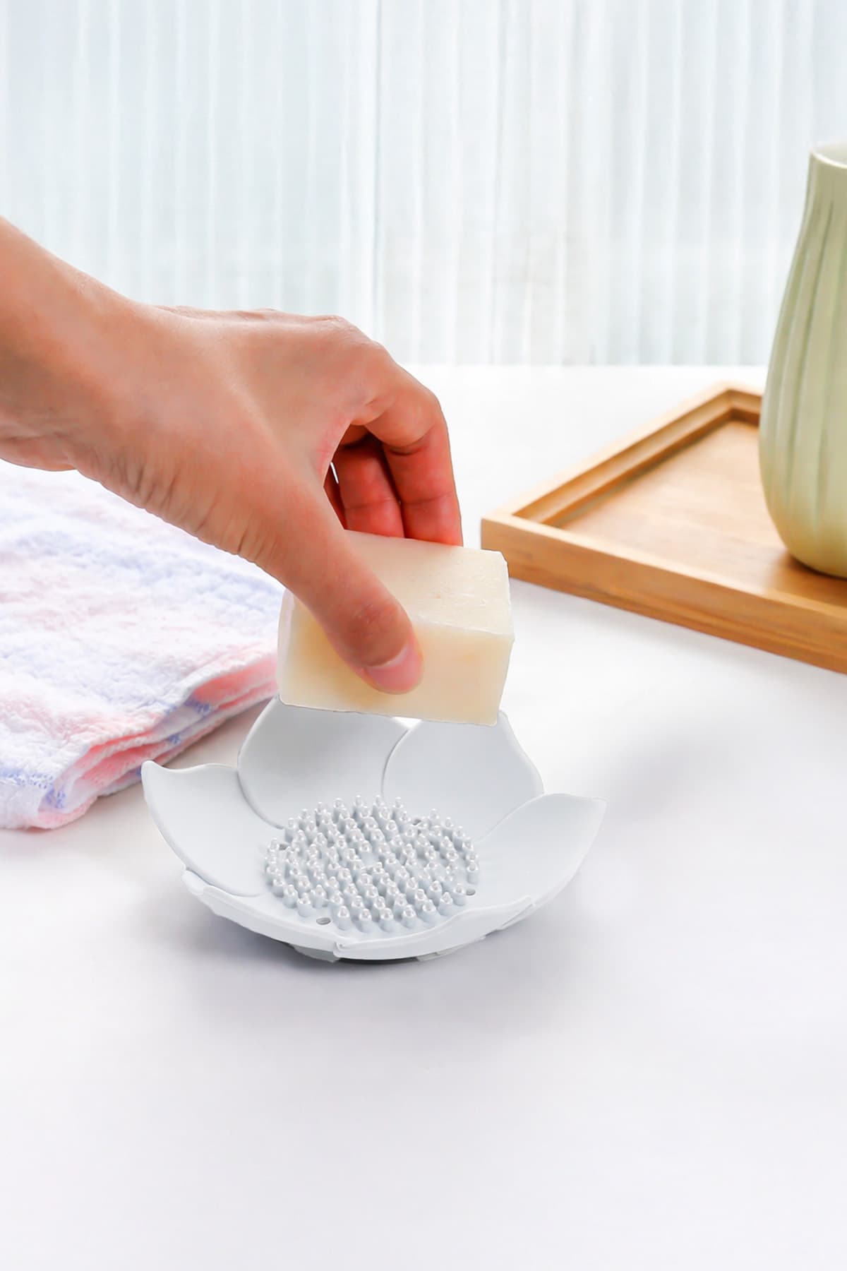 نگهدارنده صابون و اسفنج حمام omilife سیلیکونی طرح لوتوس سفید با زهکش آب نگهدارنده صابون و اسفنج حمام omilife سیلیکونی طرح لوتوس سفید با زهکش آب