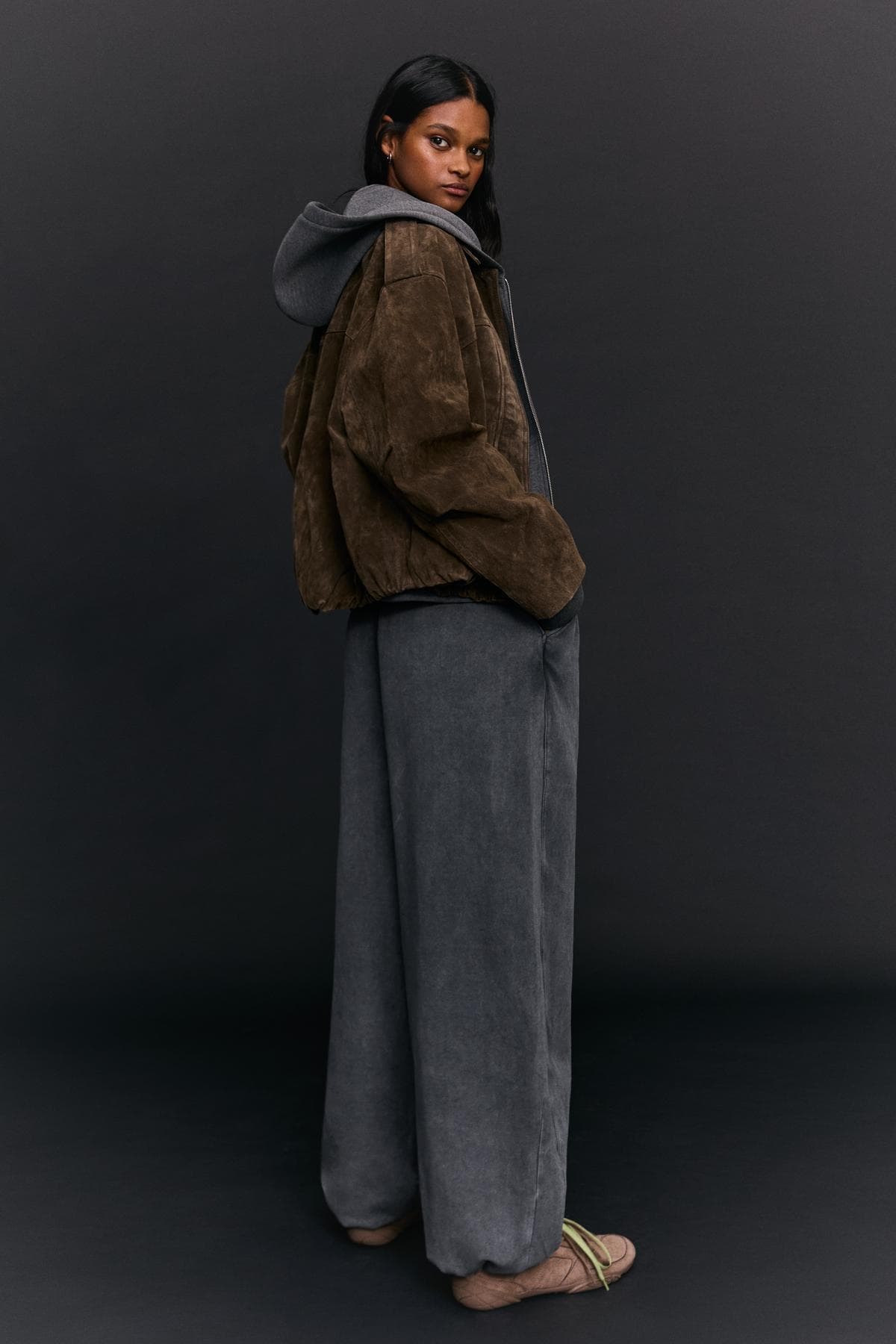 شلوار گرمکن زنانه Bershka barrel fit با بند و پرزدار شلوار گرمکن زنانه Bershka barrel fit با بند و پرزدار